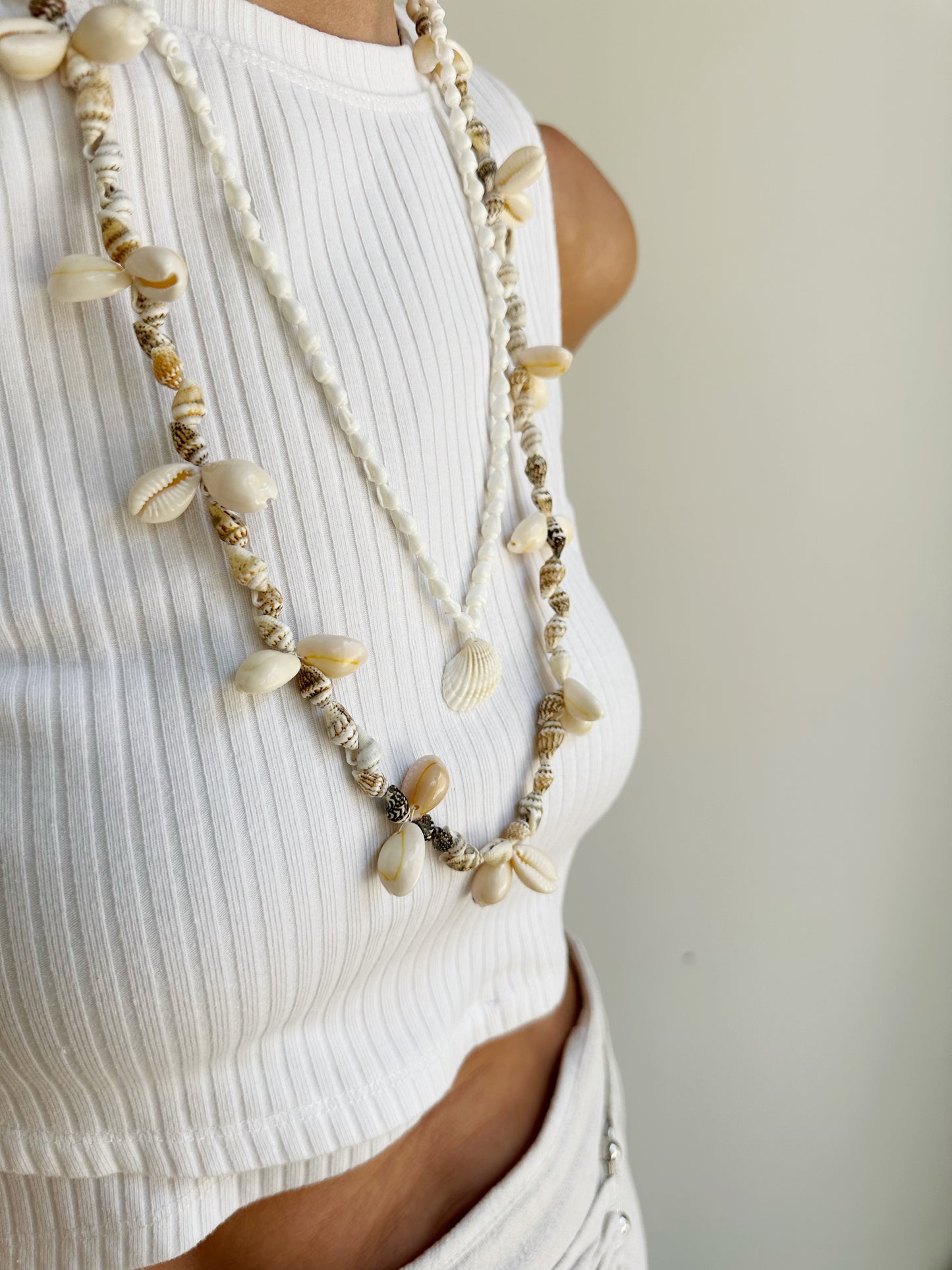 Collar Largo Caracolas Blancas y Colgante Concha Blanca