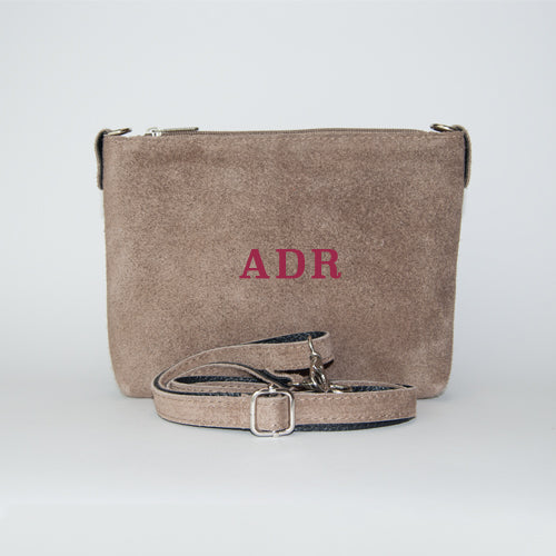 Bolso Personalizado con Iniciales Clutch Serraje Topo con Bandolera - MG Atelier