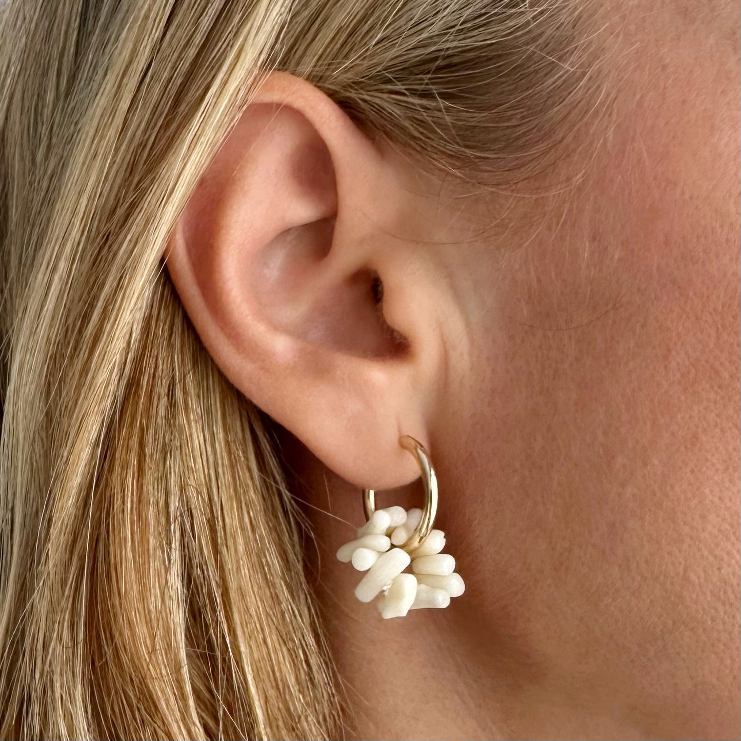 Pendientes Arito con Baño de Oro y Coral Blanco