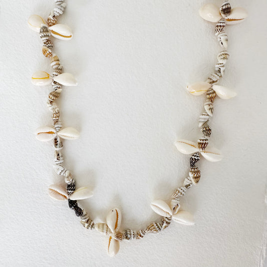 Collar Conchas y Caracolas en tonos tierra