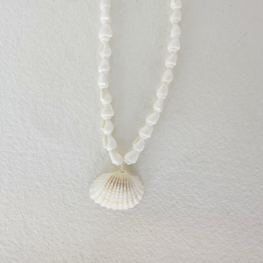Collar Largo Caracolas Blancas y Colgante Concha Blanca