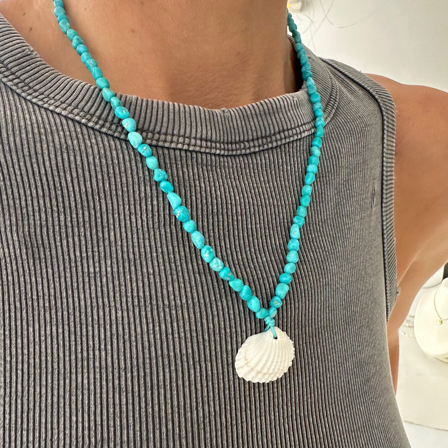 Collar Turquesas y Concha Colgante