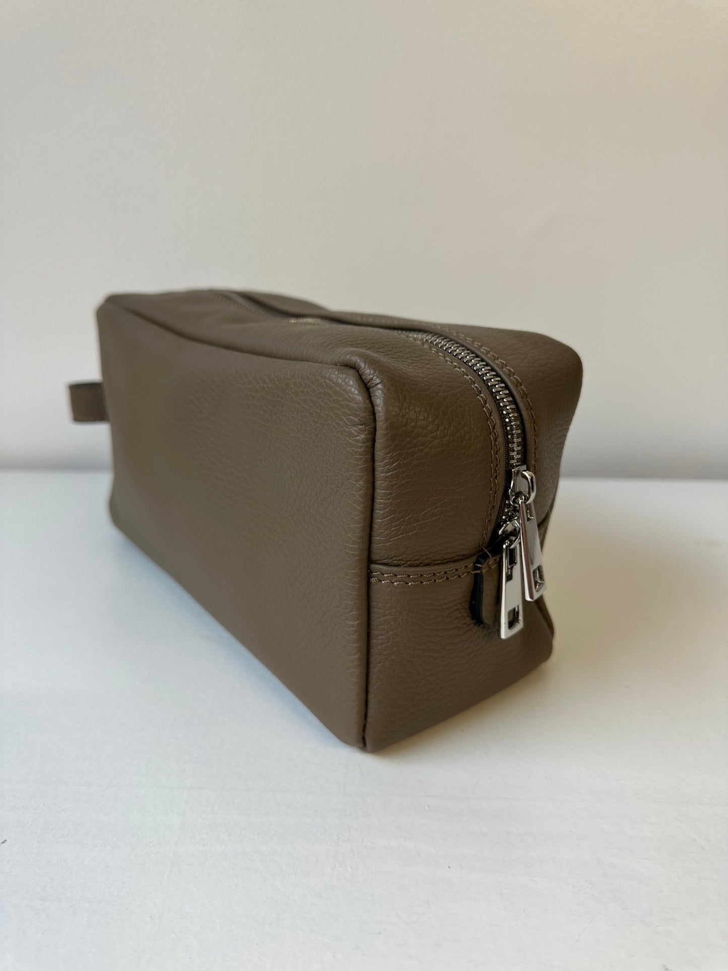 Neceser de Piel Topo Personalizado con Iniciales Bordadas