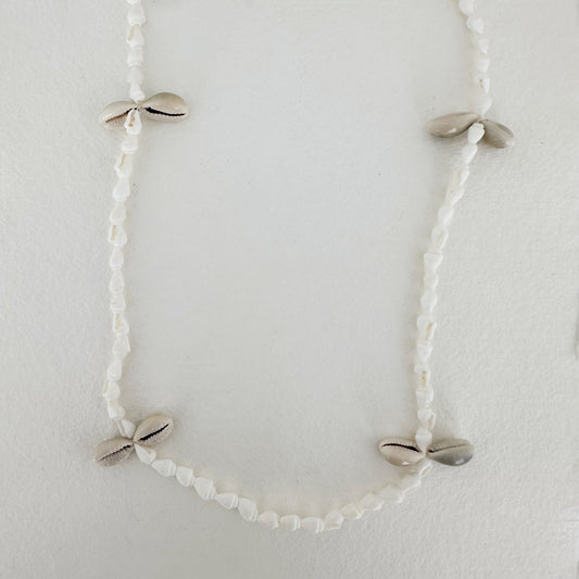 Collar Largo Conchas y Caracolas Blancas