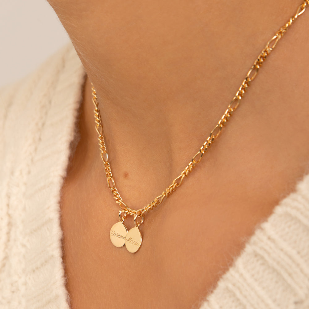 Collar Personalizado con Cadena Figaro con Baño de oro y dos medallas