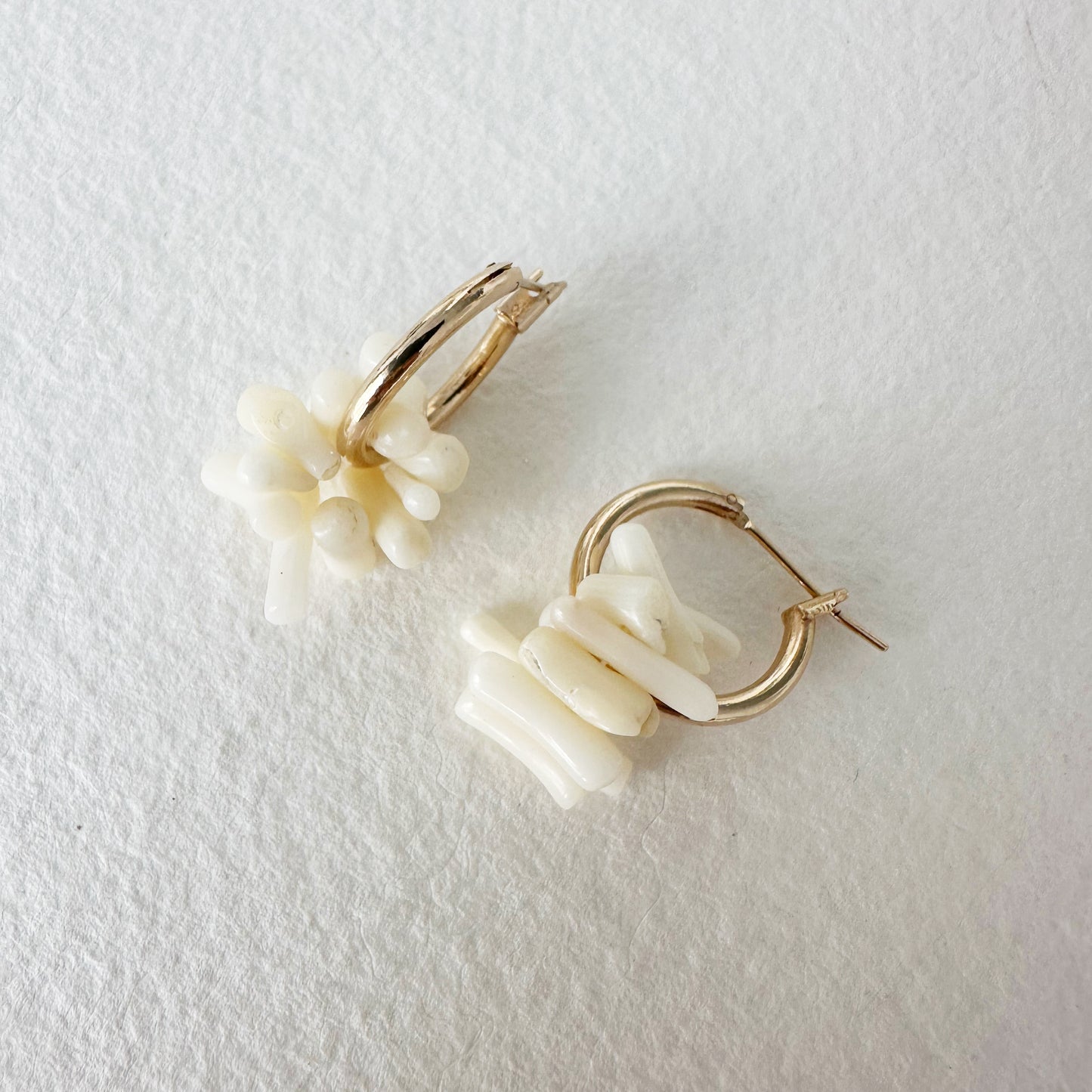 Pendientes Arito con Baño de Oro y Coral Blanco