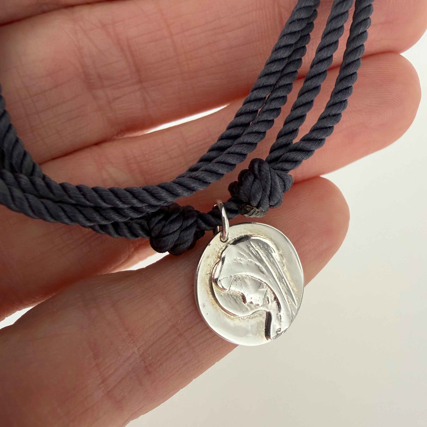 Collar Personalizado de Plata con Medalla Virgen Niña Y Cordón Trenzado Azul