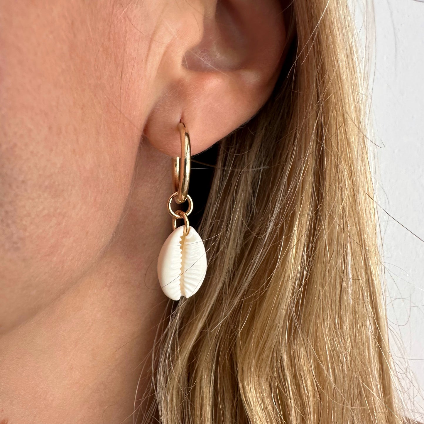 Pendientes Arito con Baño de Oro y Concha Cogante
