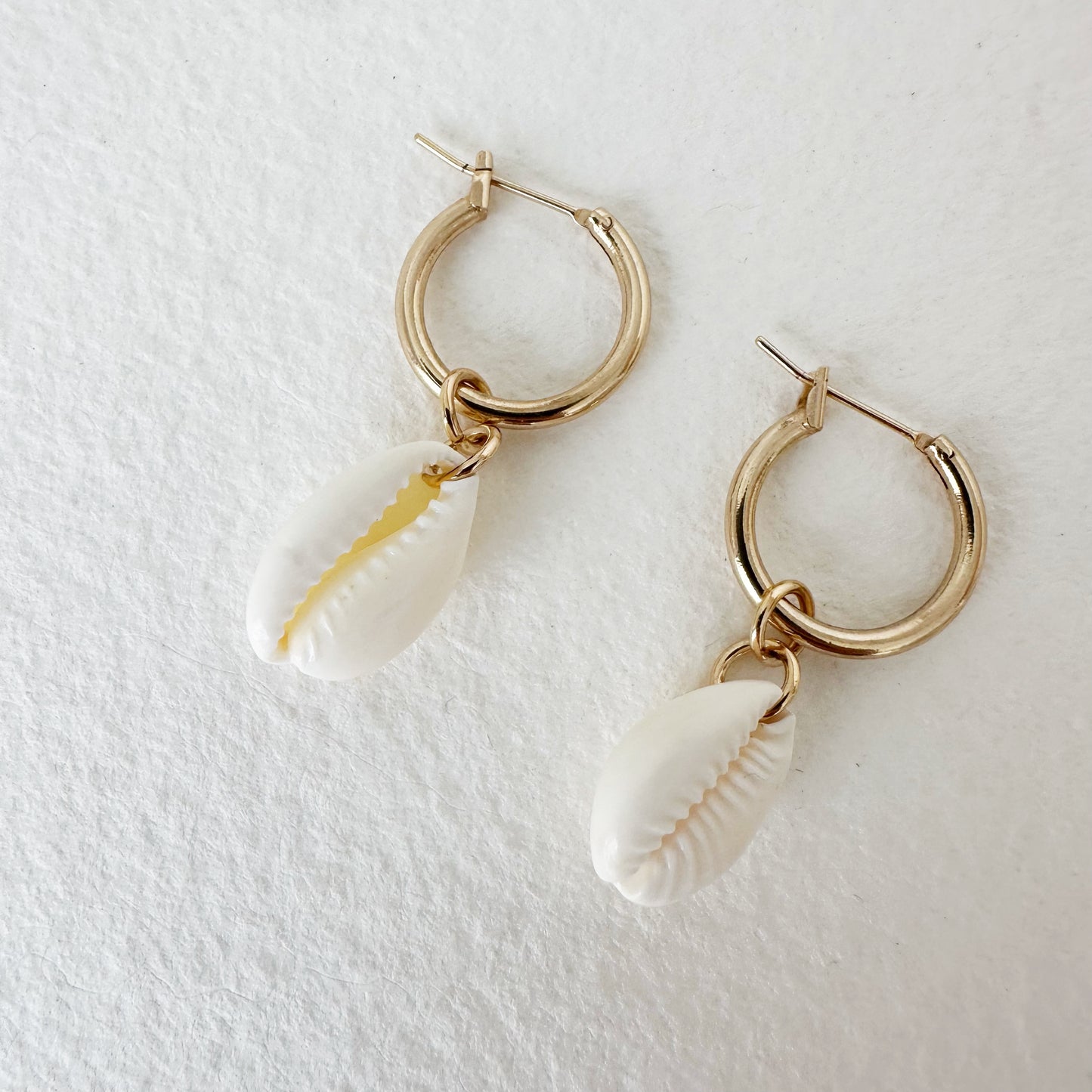 Pendientes Arito con Baño de Oro y Concha Cogante