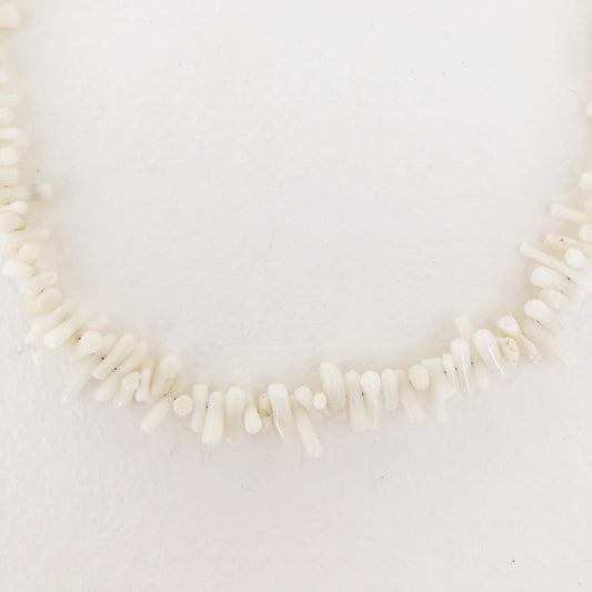 Collar Coral Blanco con Acabados en Plata