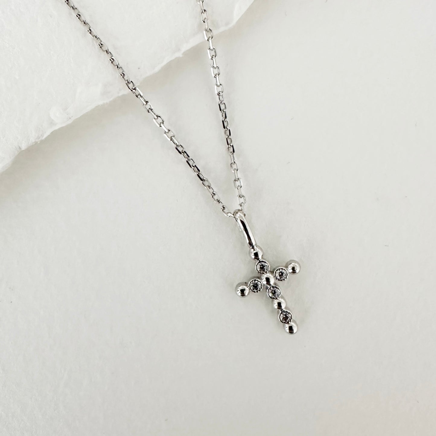 Collar de Plata de Ley con Cruz de Bolitas y Circonitas Blancas