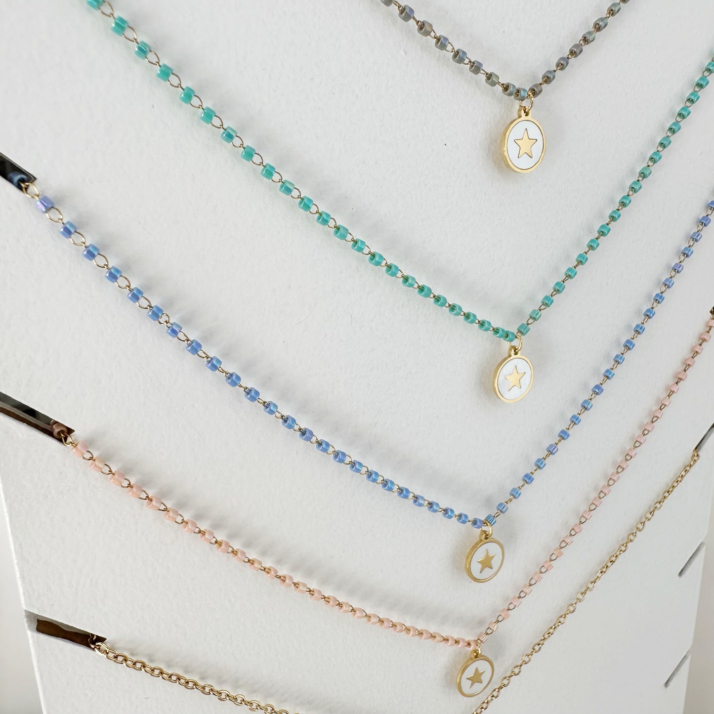 Collar con Cuentas de Colores y Medallita Estrella de Acero Inoxidable con Baño de Oro