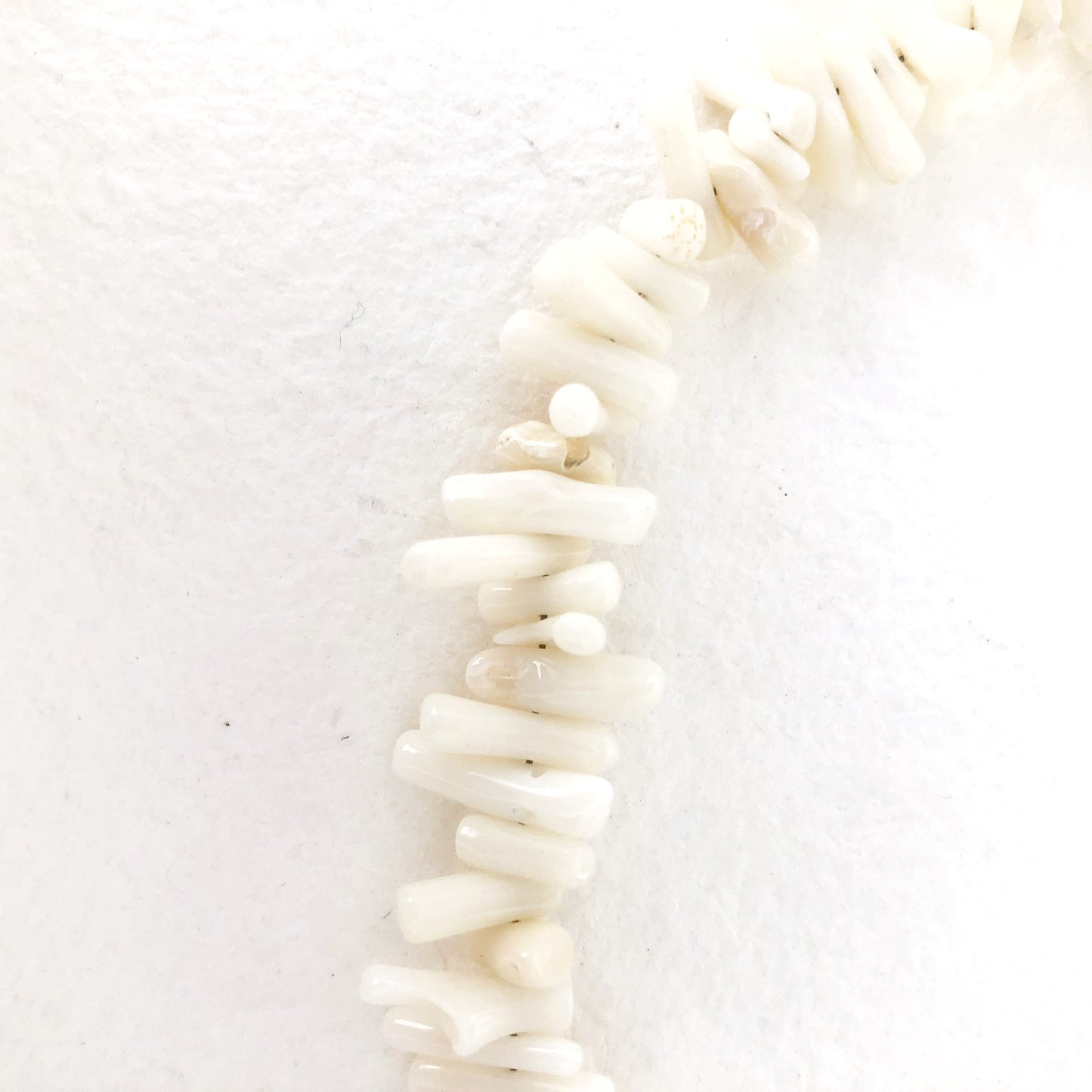 Collar Coral Blanco con Acabados en Plata