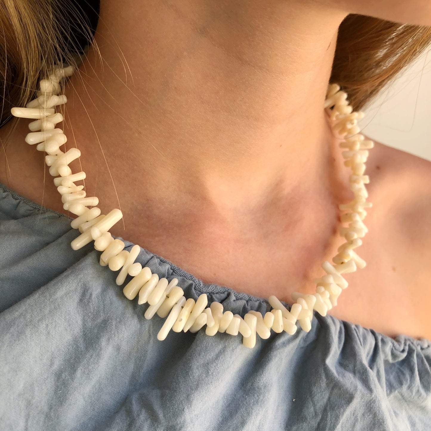 Collar Coral Blanco con Acabados en Plata