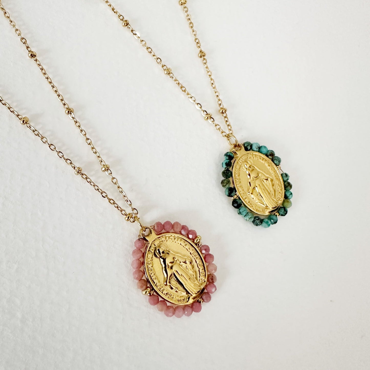 Collar Virgen Milagrosa con Piedras Verdes Alrededor con Baño de Oro
