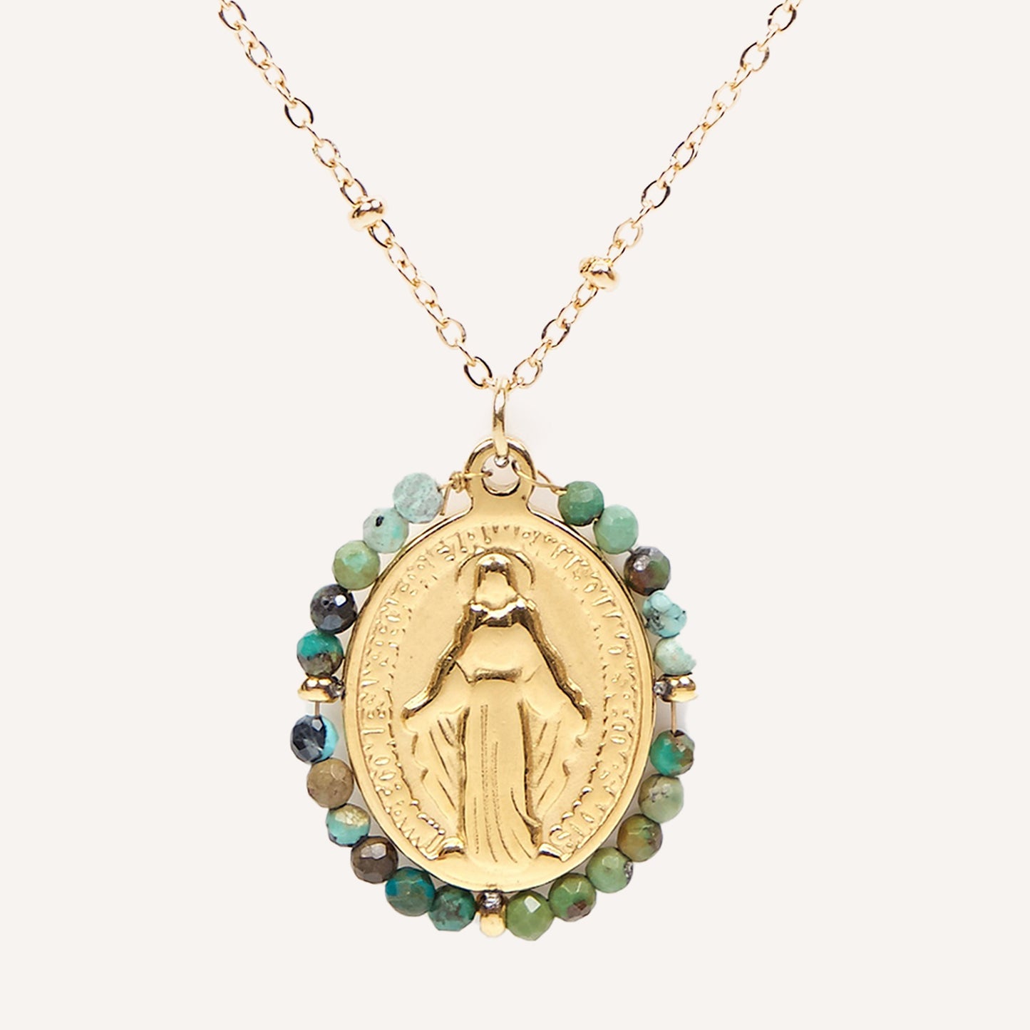 Collar Virgen Milagrosa con Piedras Verdes Alrededor con Baño de Oro