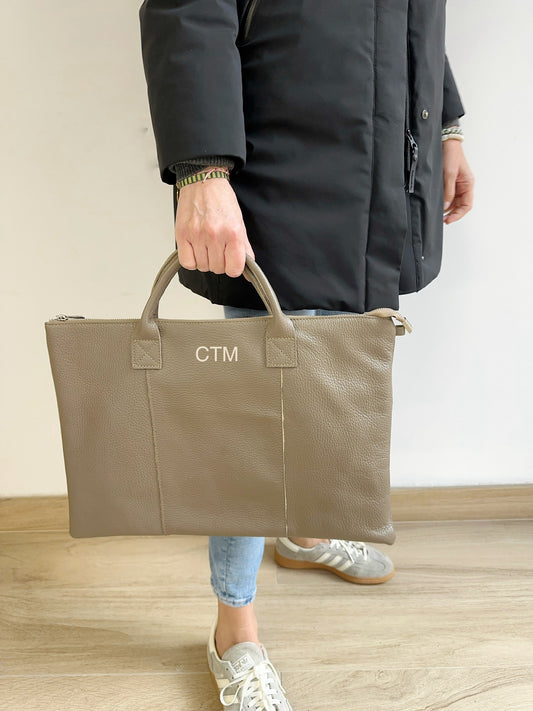 Maletín de Piel para Ordenador Personalizado con Iniciales Color Topo