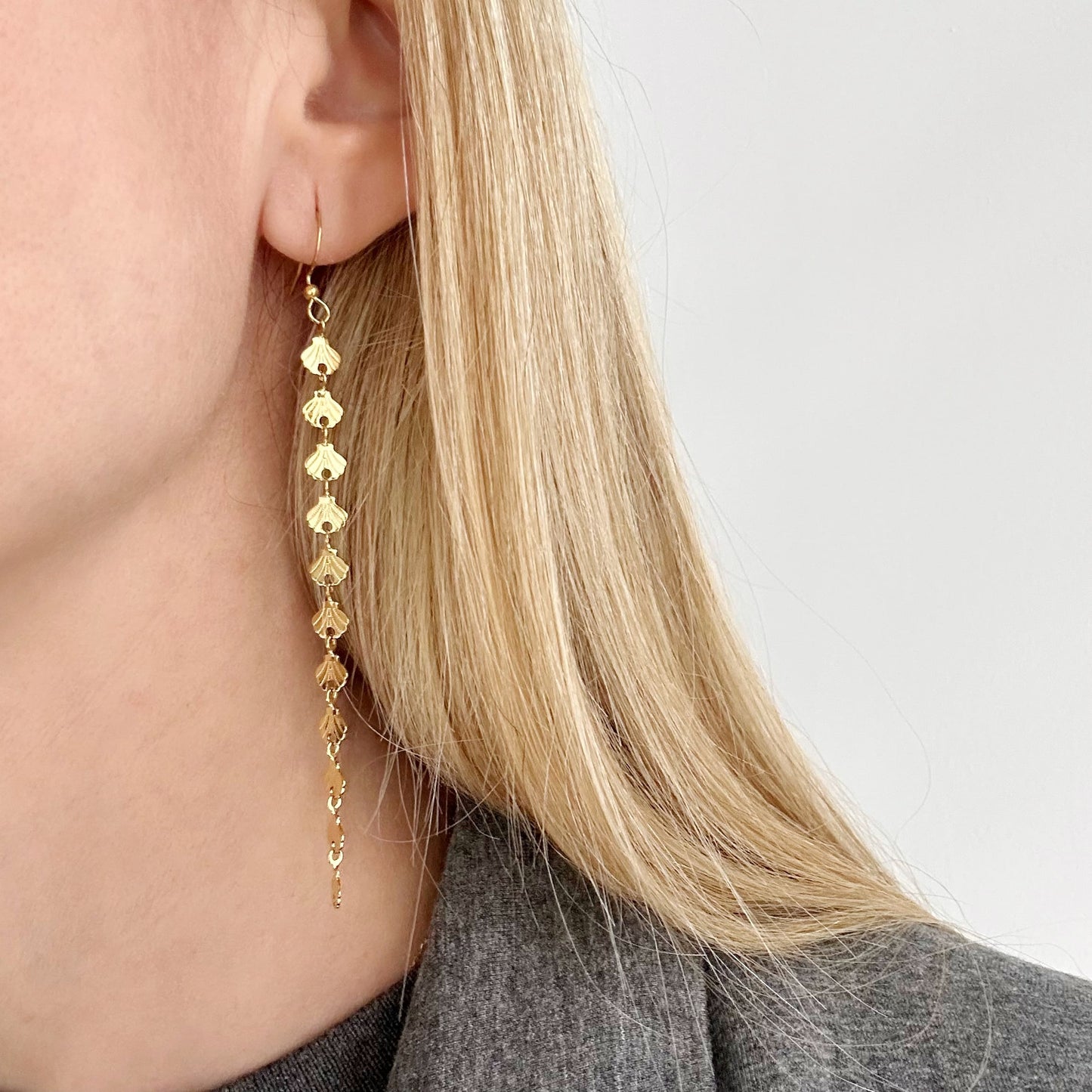 Pendientes Largos Conchitas con Baño de Oro