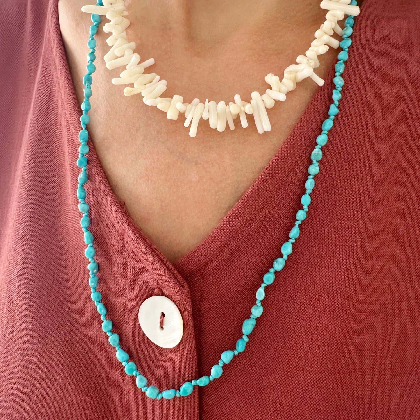 Collar Coral Blanco con Acabados en Plata