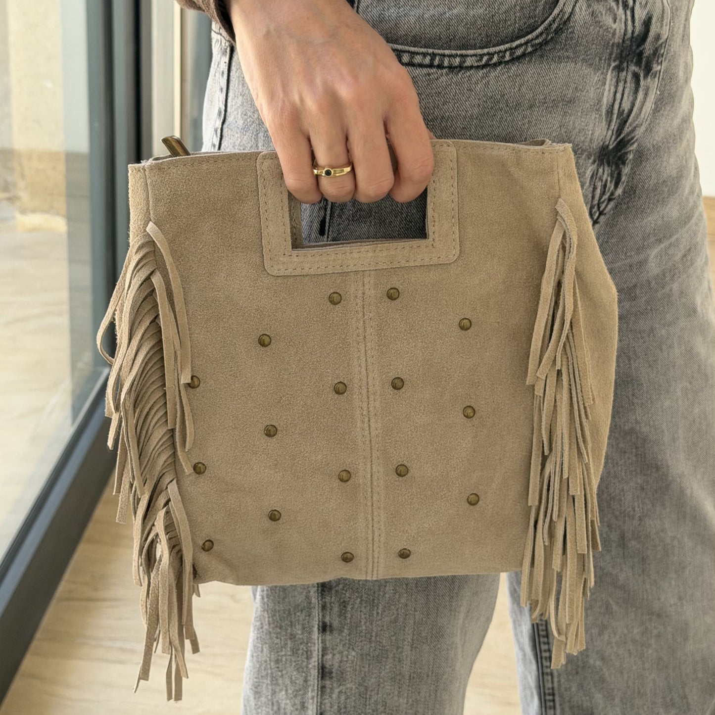 Bolso Cuadrado Serraje Beige con Flecos y Tachuelas