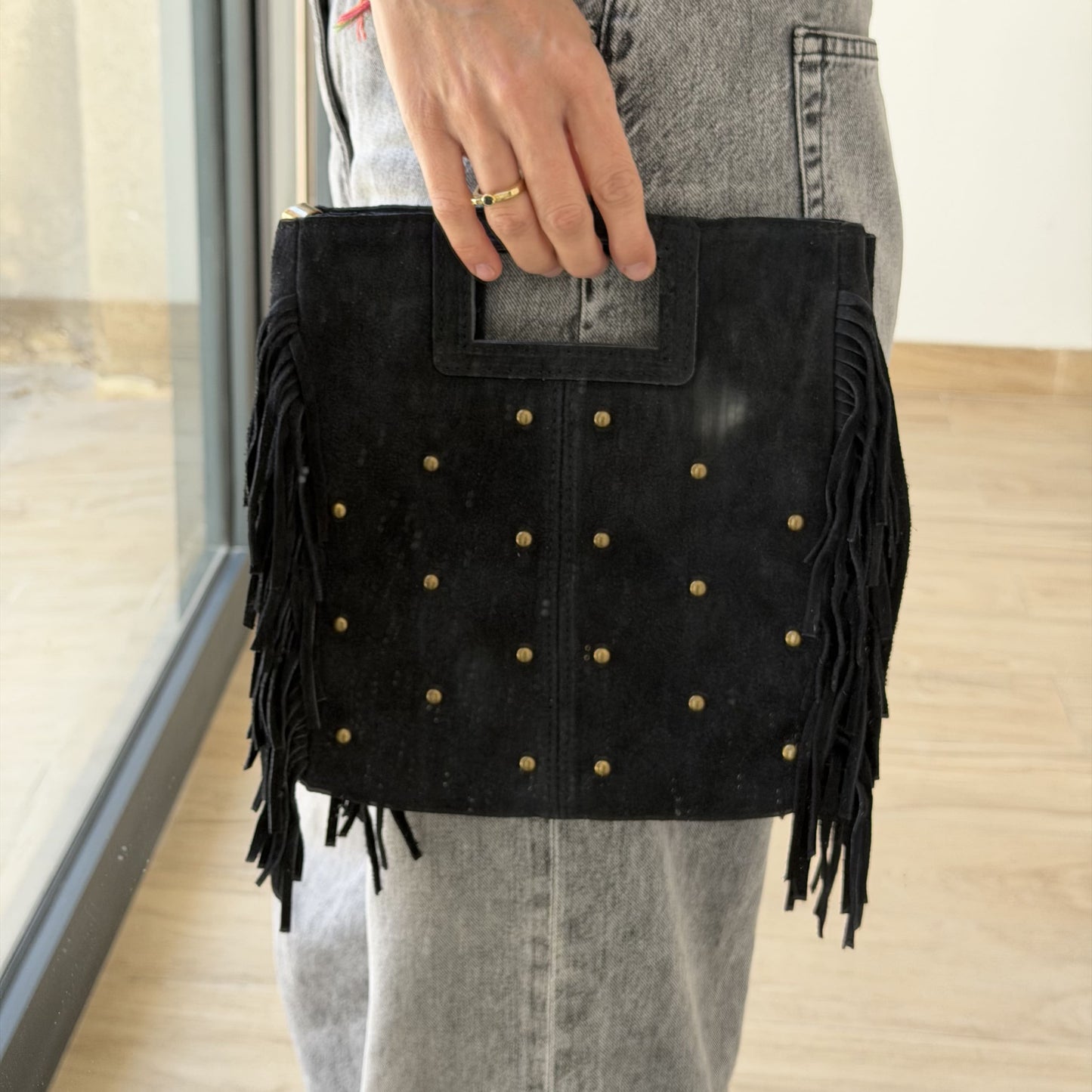 Bolso Cuadrado Serraje Negro con Flecos y Tachuelas