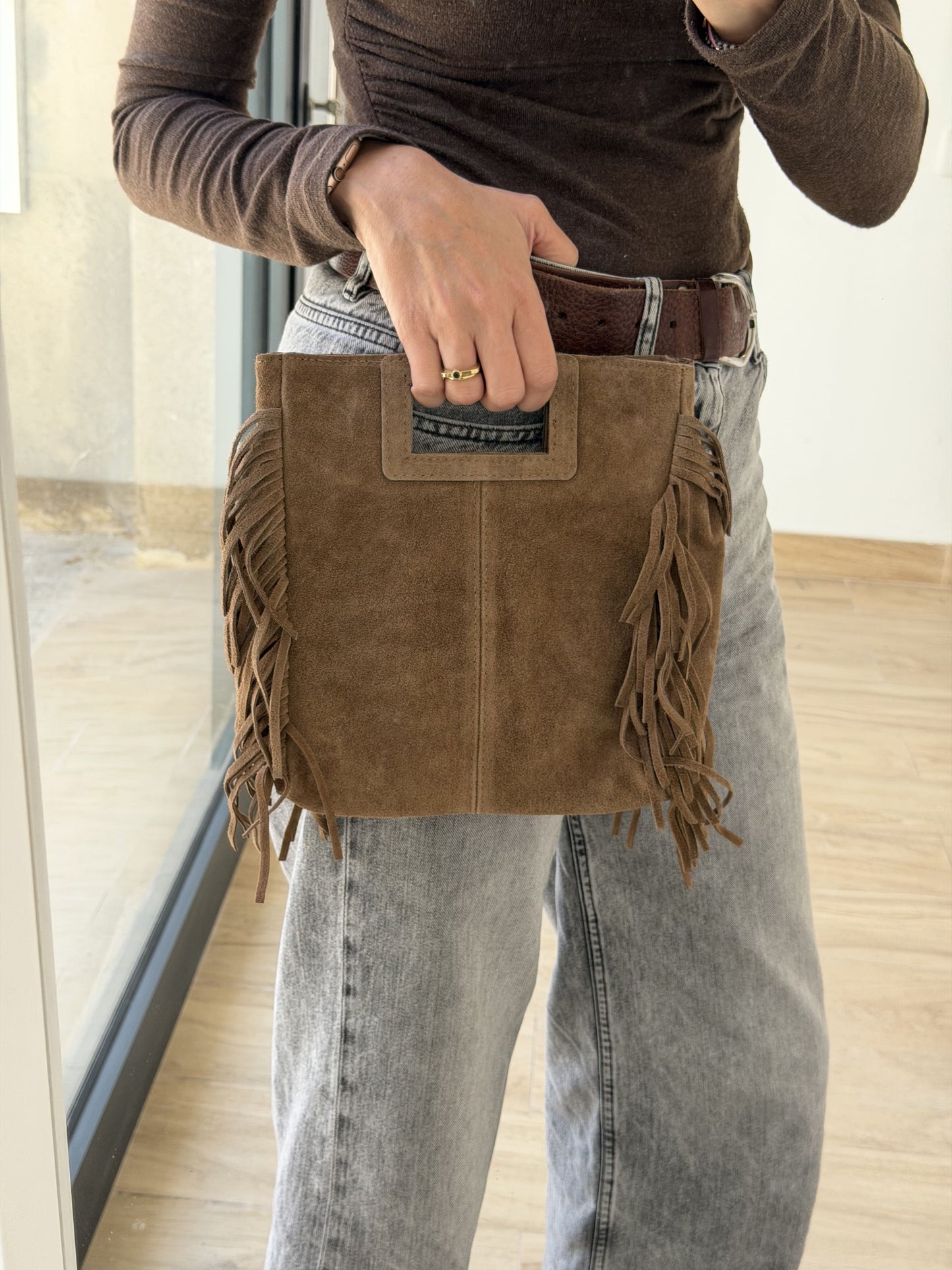 Bolso Cuadrado Serraje Topo con Flecos