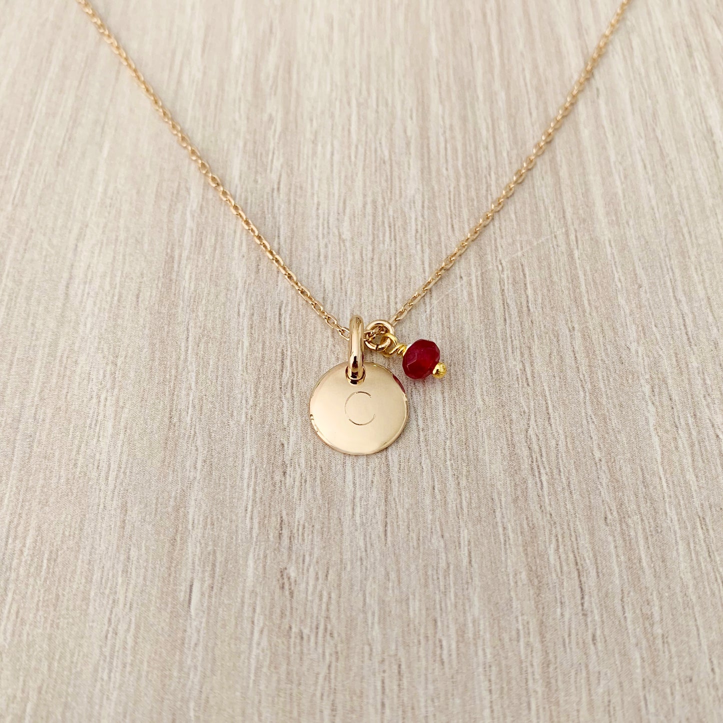 Collar Personalizado con Medalla Pequeña con Baño de Oro Y Piedra