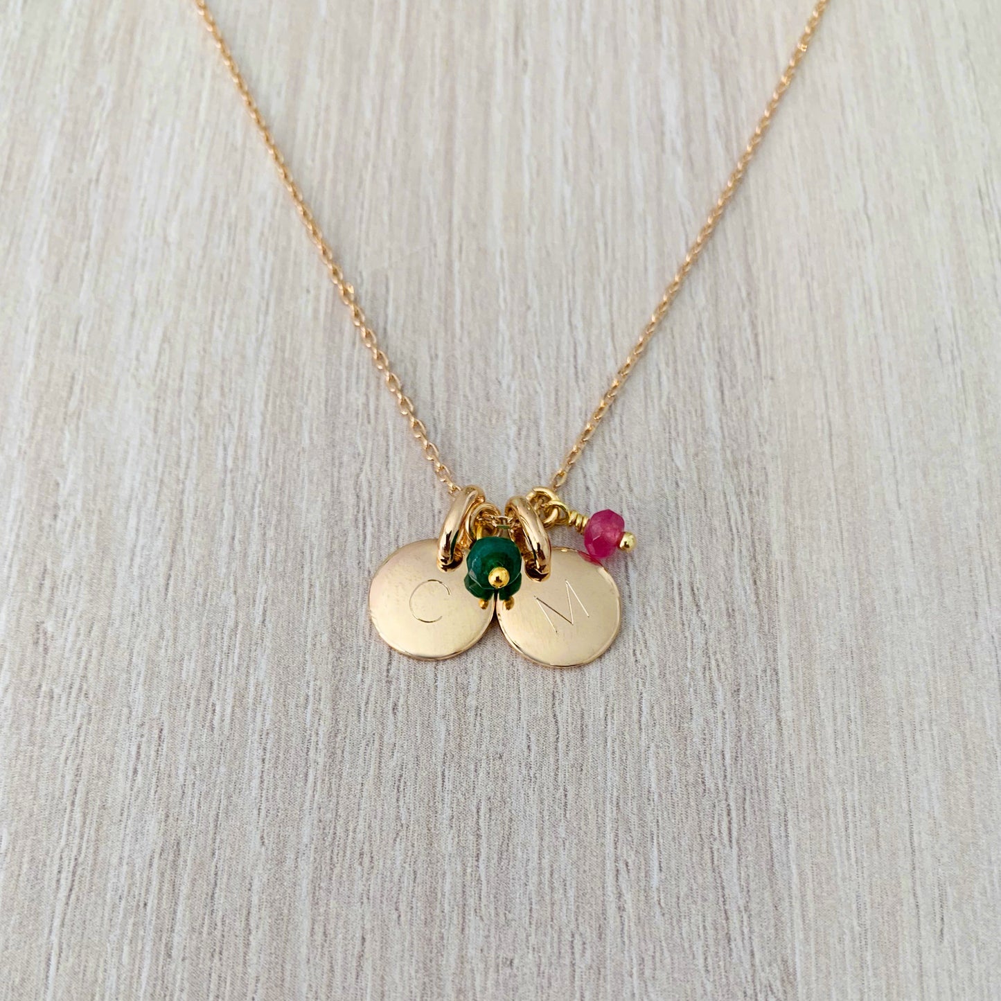 Collar Personalizado con 2 Medallas Pequeñas con Baño de Oro Y Piedras