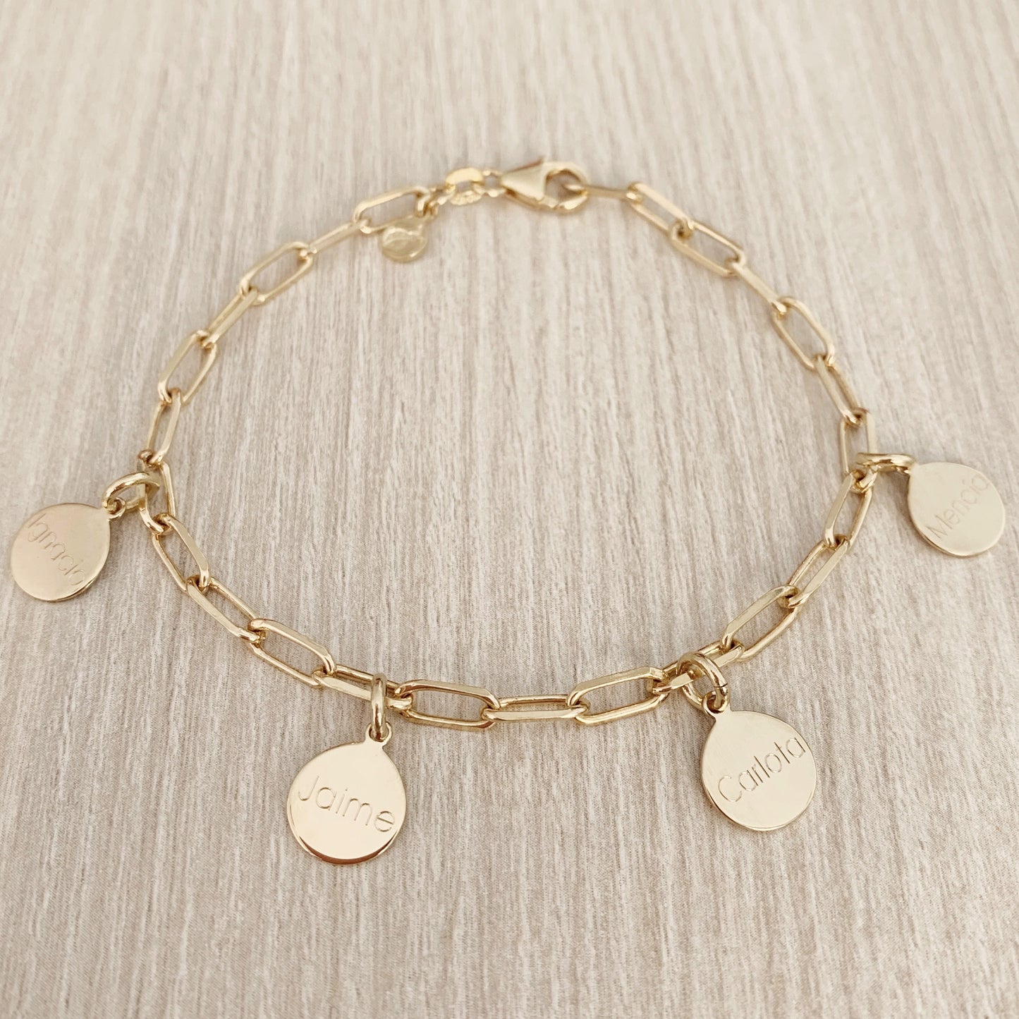 Pulsera Personalizada con Cadena Alargada con Baño de oro y cuatro medallas