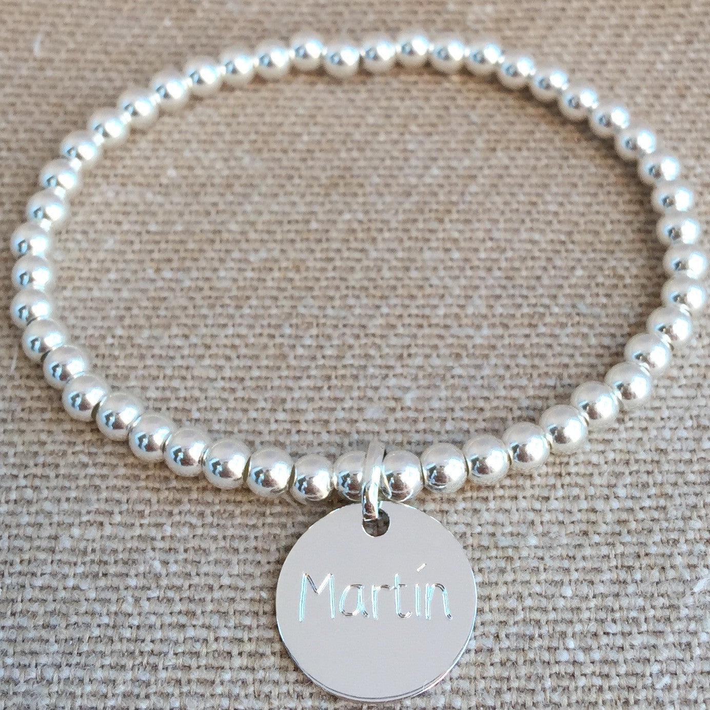 Pulsera Personalizada con Bolitas de Plata con una medalla