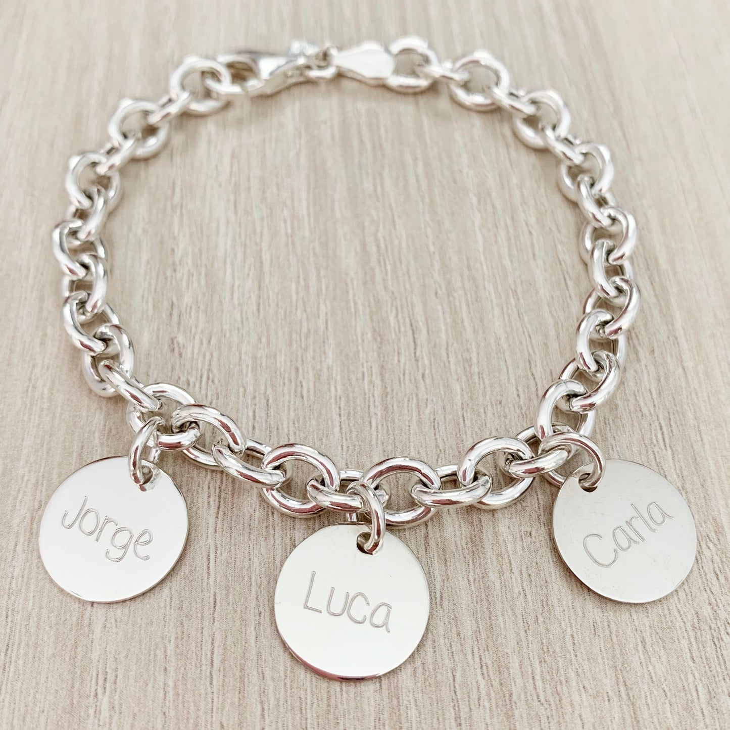 Pulsera Personalizada con Cadena Gruesa de Plata con tres medallas