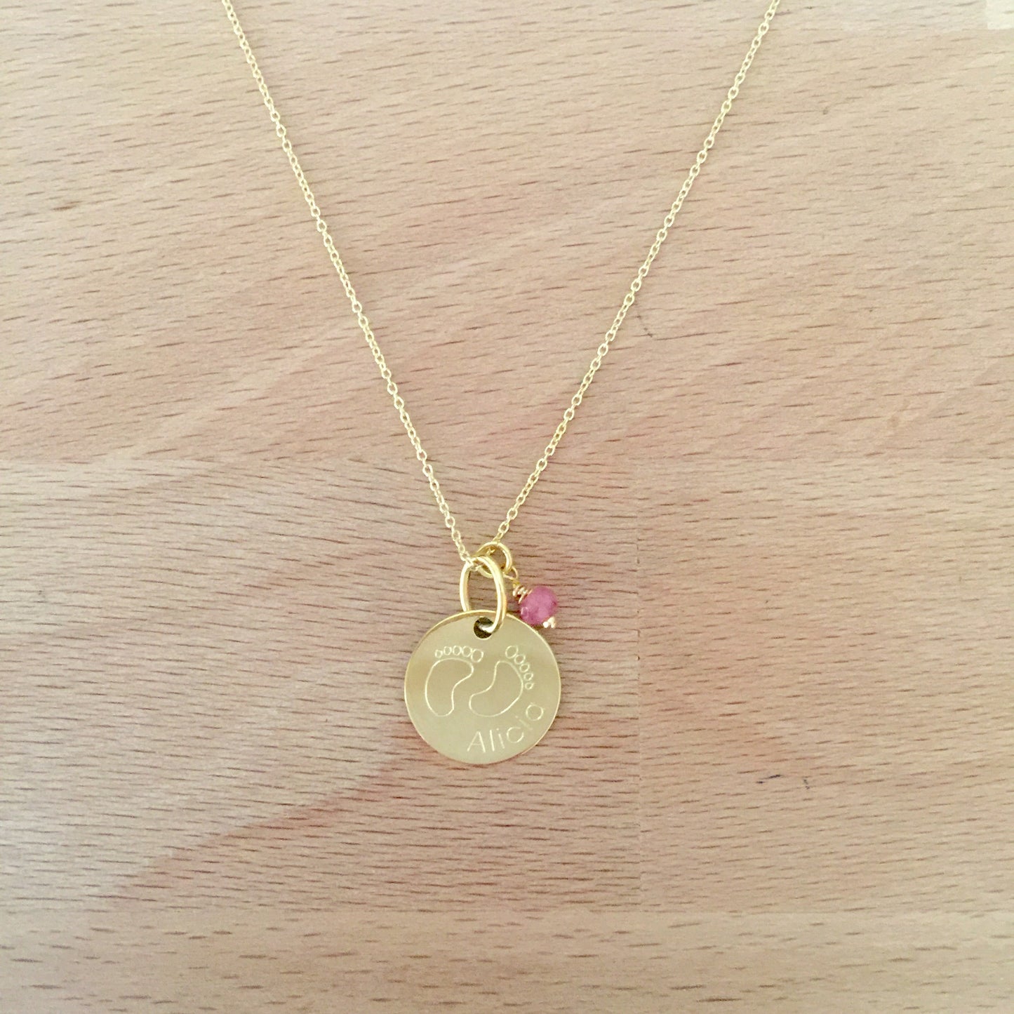 Collar Personalizado con Medalla Mediana con baño de Oro grabada y Piedra
