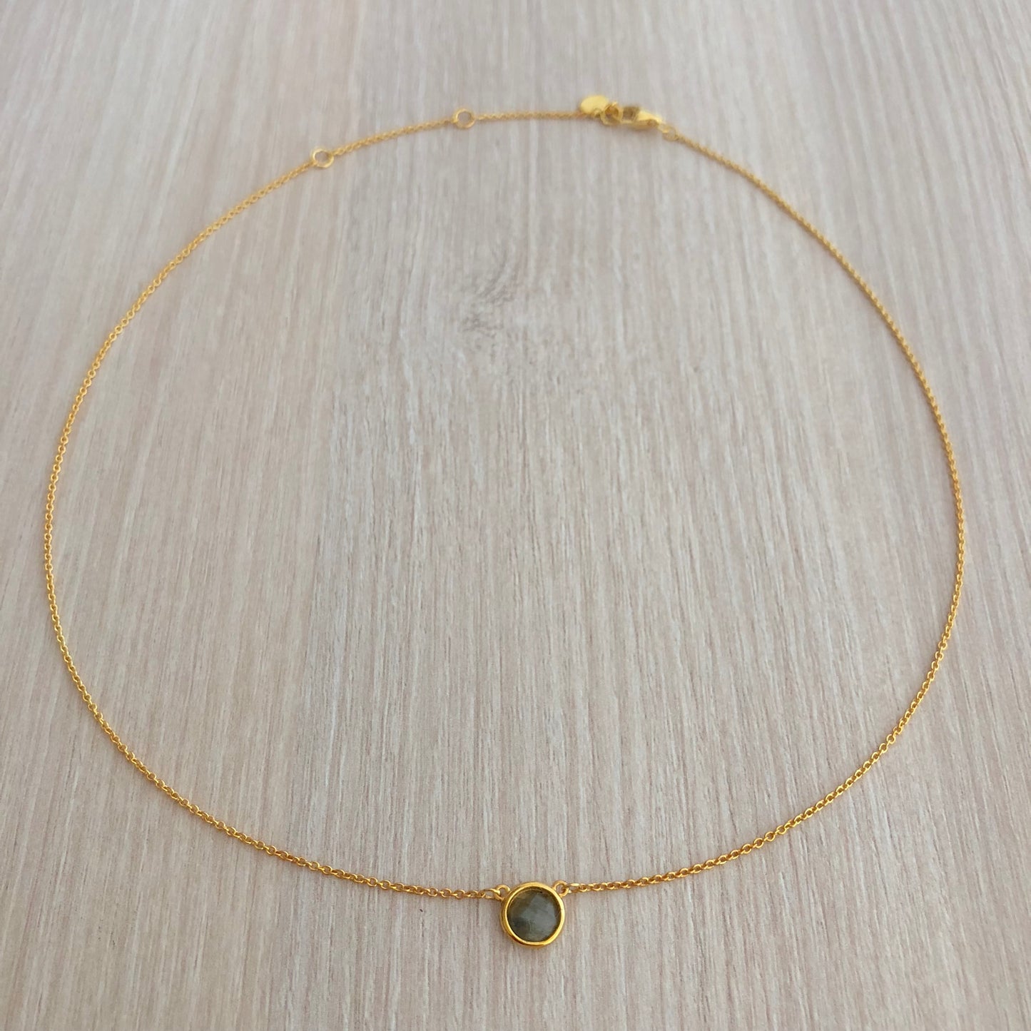 Collar de Plata con Baño de Oro y Piedra Semipreciosa Gris