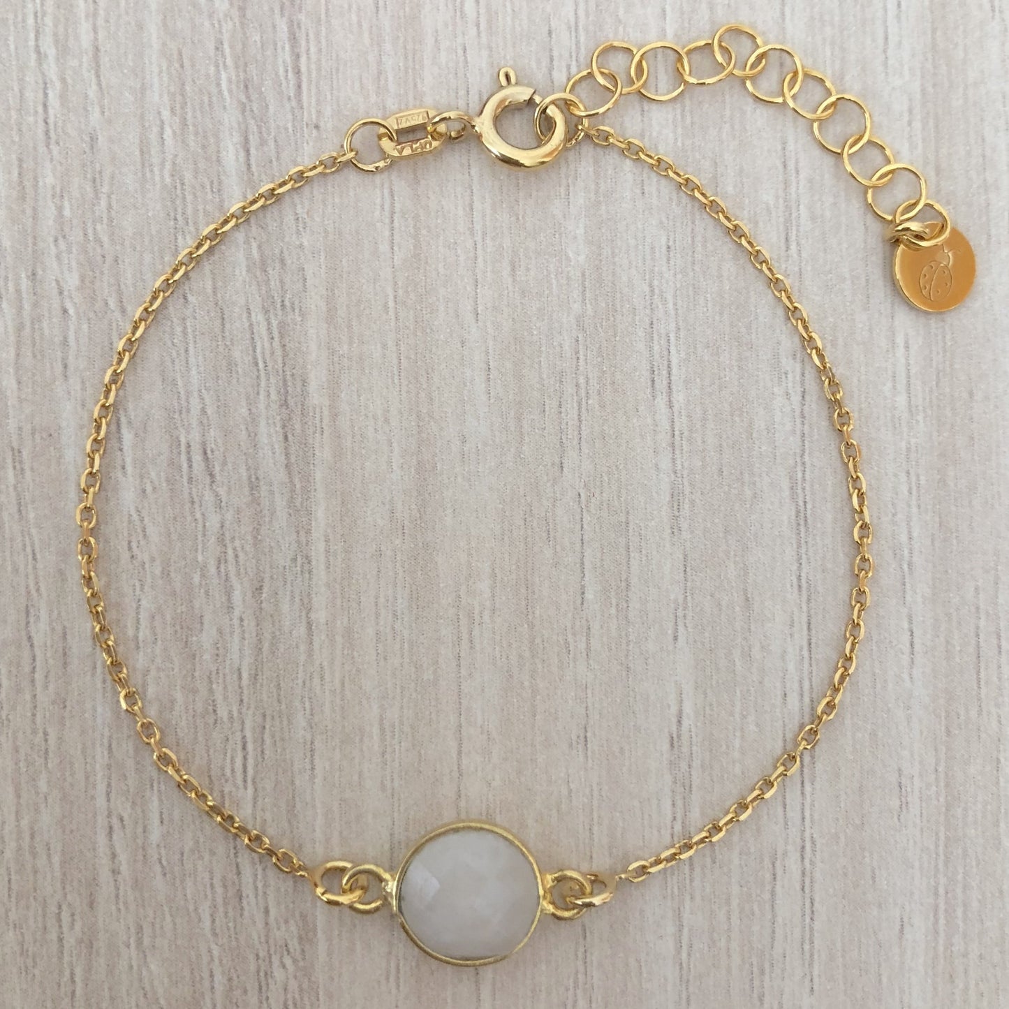 Pulsera de Plata con Baño de Oro y Piedra Semipreciosa Blanca