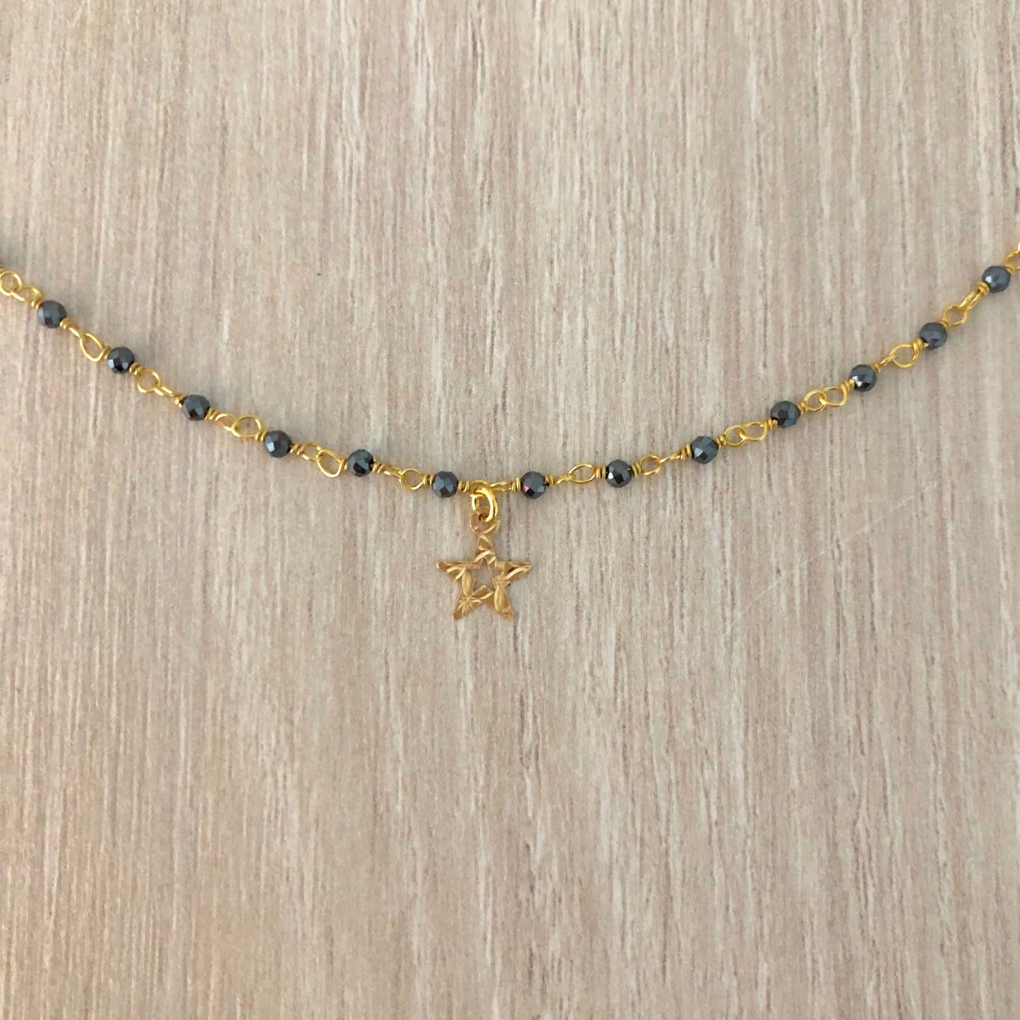 Collar con Cadena de Piedras Semipreciosas Negras con Estrella de Plata con Baño de Oro