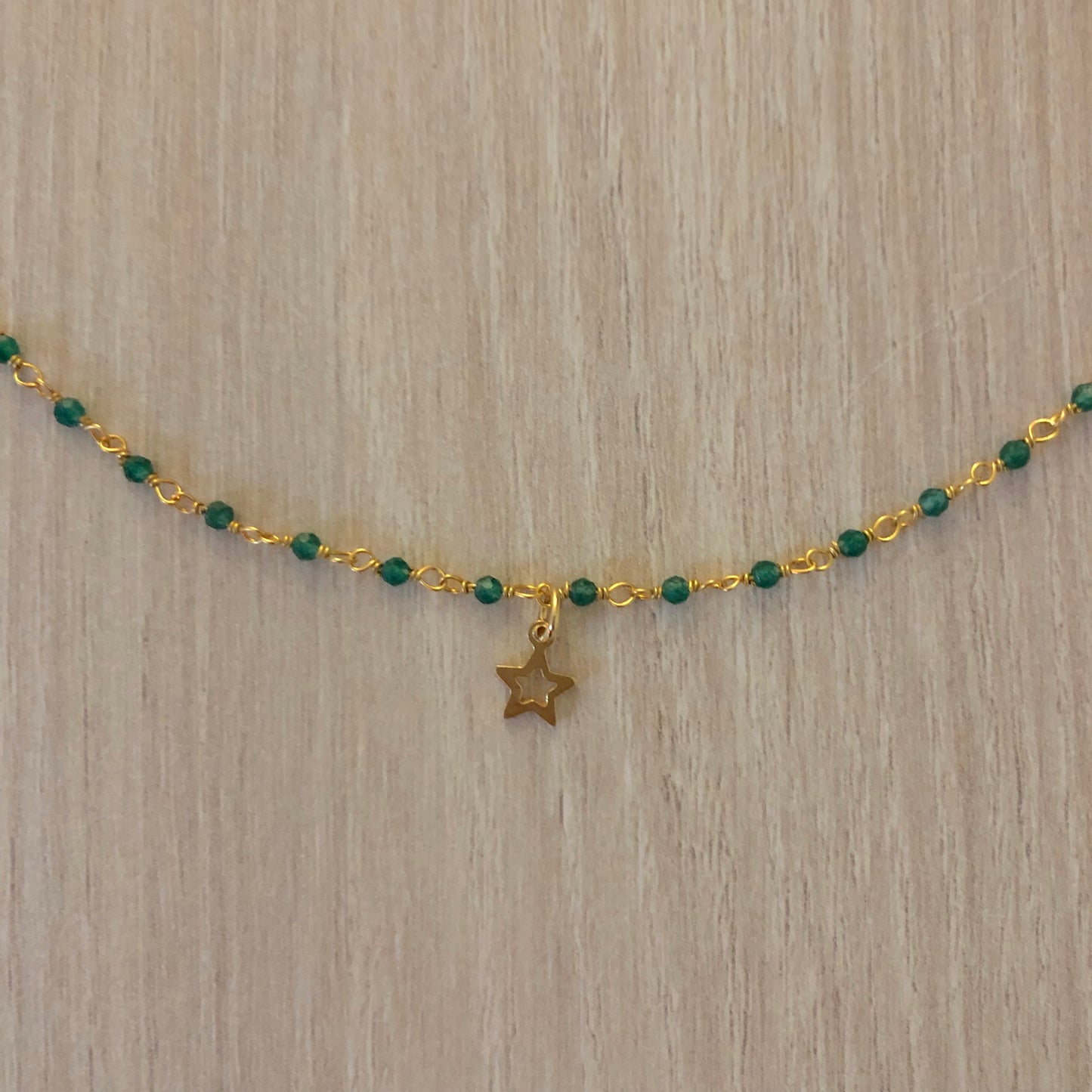 Collar con Cadena de Piedras Semipreciosas Verdes con Estrella de Plata con Baño de Oro