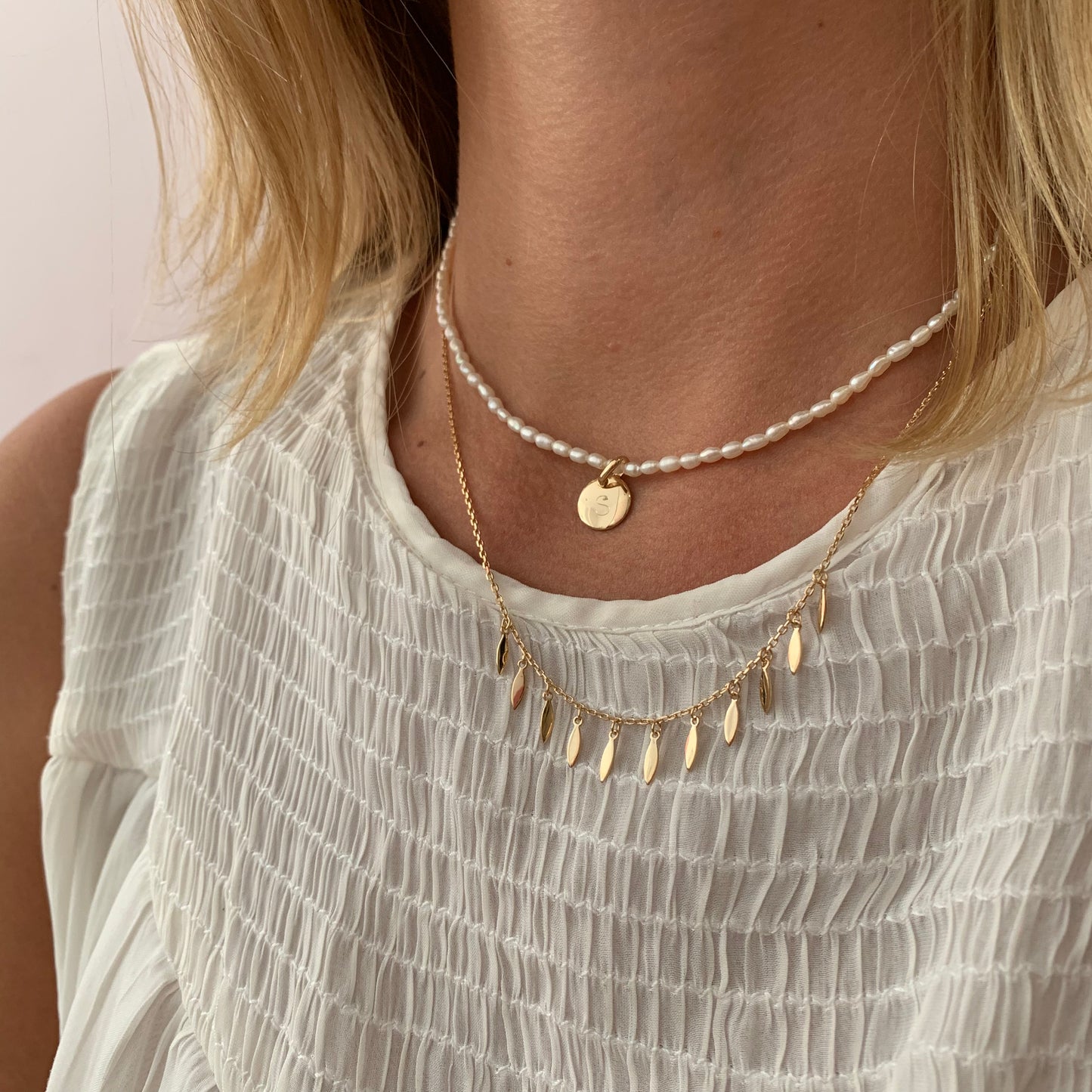 Collar de Perlitas con Inicial con Baño de Oro