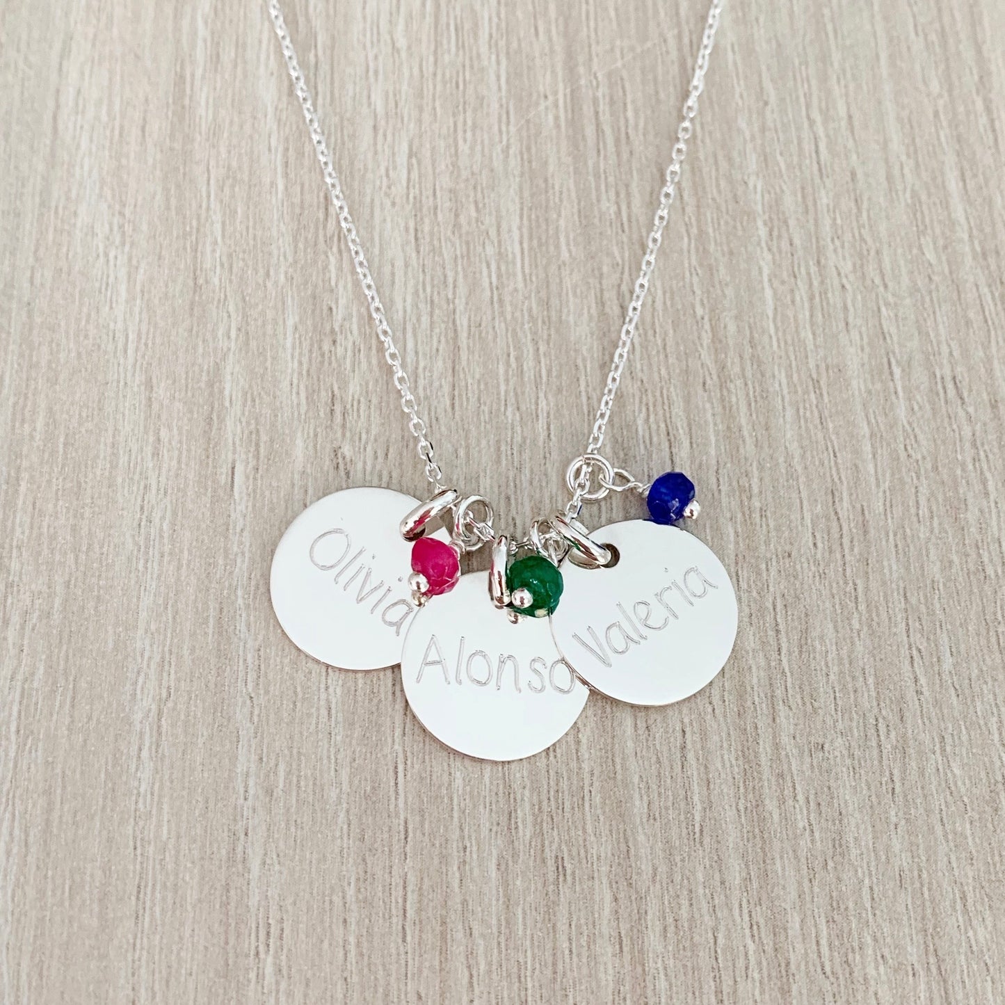Collar Personalizado con 3 Medallas Medianas de Plata grabadas y Piedras