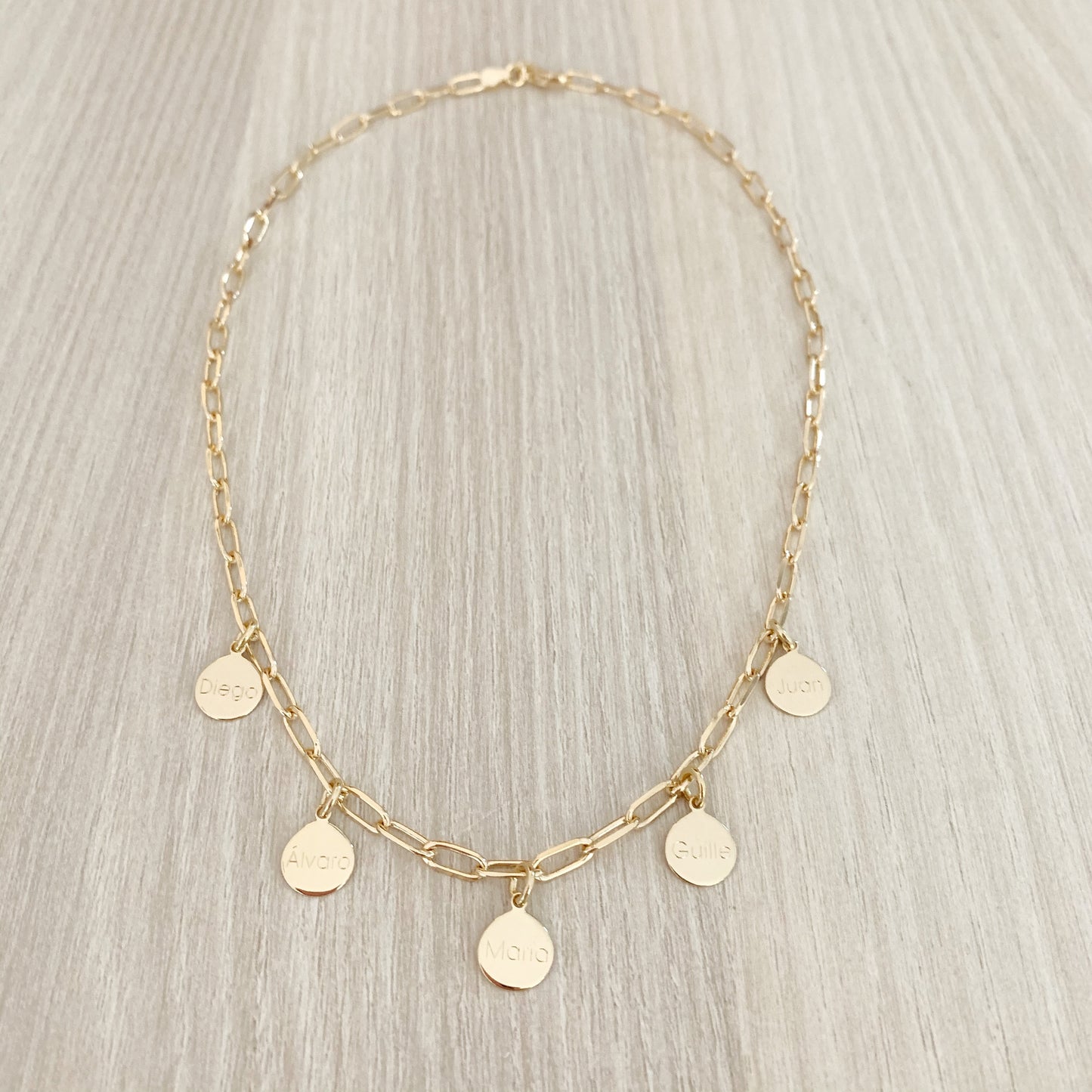 Collar Personalizado con Cadena Alargada con Baño de oro y cinco medallas