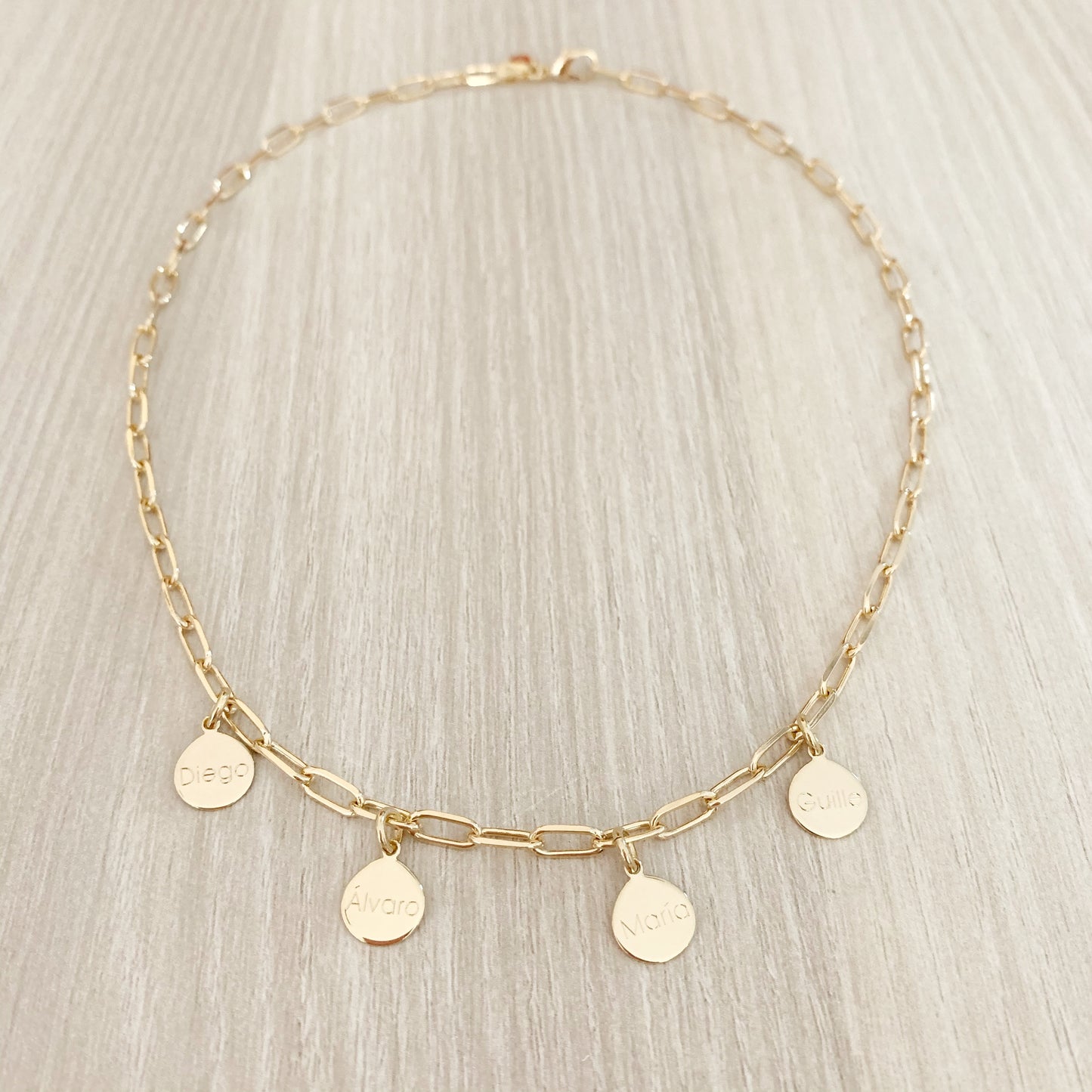 Collar Personalizado con Cadena Alargada con Baño de oro y cuatro medallas