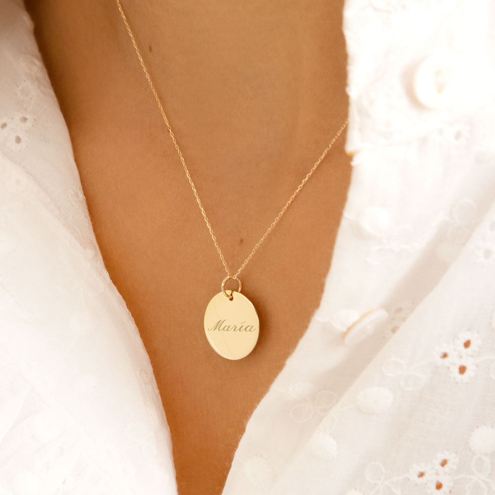 Collar Personalizado de Oro con Grabado en Medalla Grande