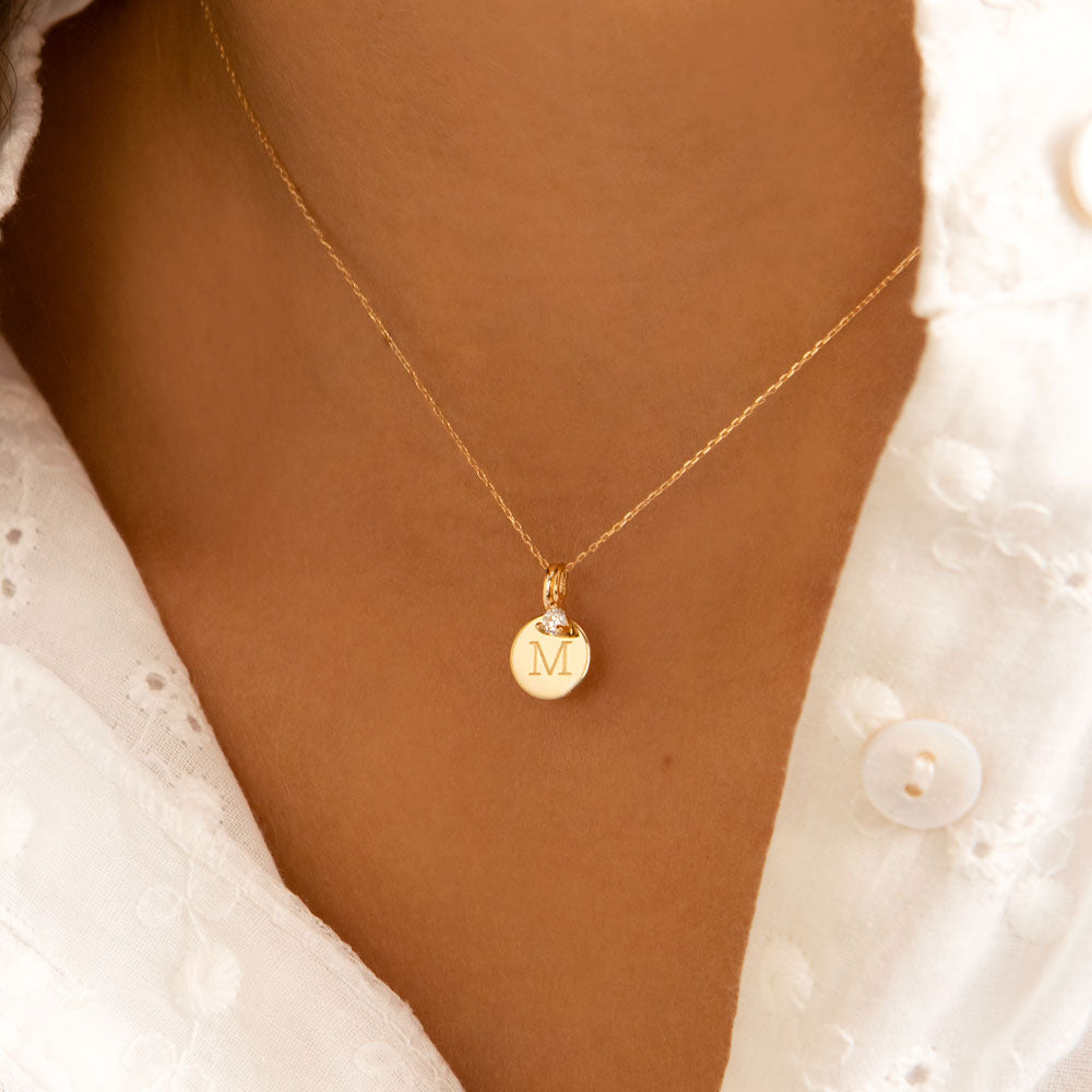 Collar Personalizado de Oro con Inicial Grabada en Medalla Pequeña Y Circonita