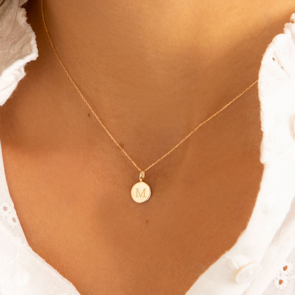 Collar Personalizado de Oro con Inicial Grabada en Medalla Pequeña
