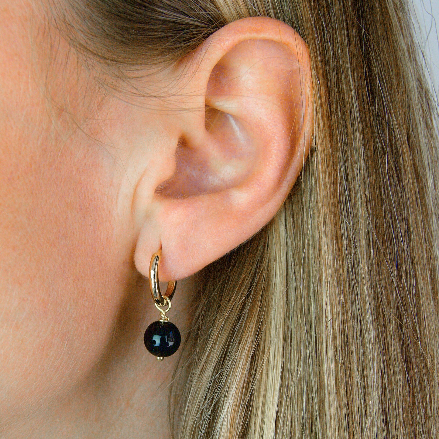 Pendientes Arito con Baño de Oro y Piedra Onix