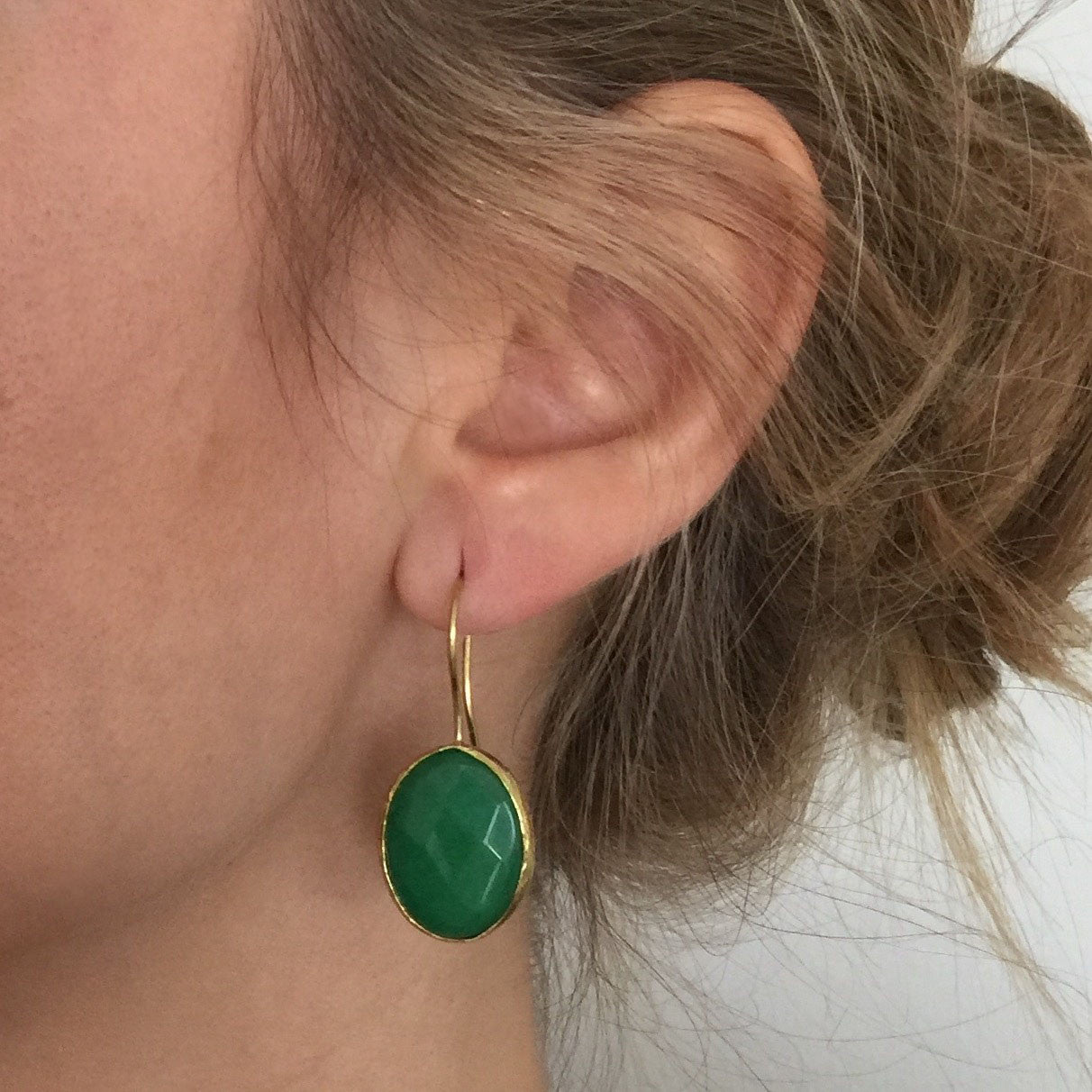 Pendiente piedra colgante verde con baño de oro_modelo