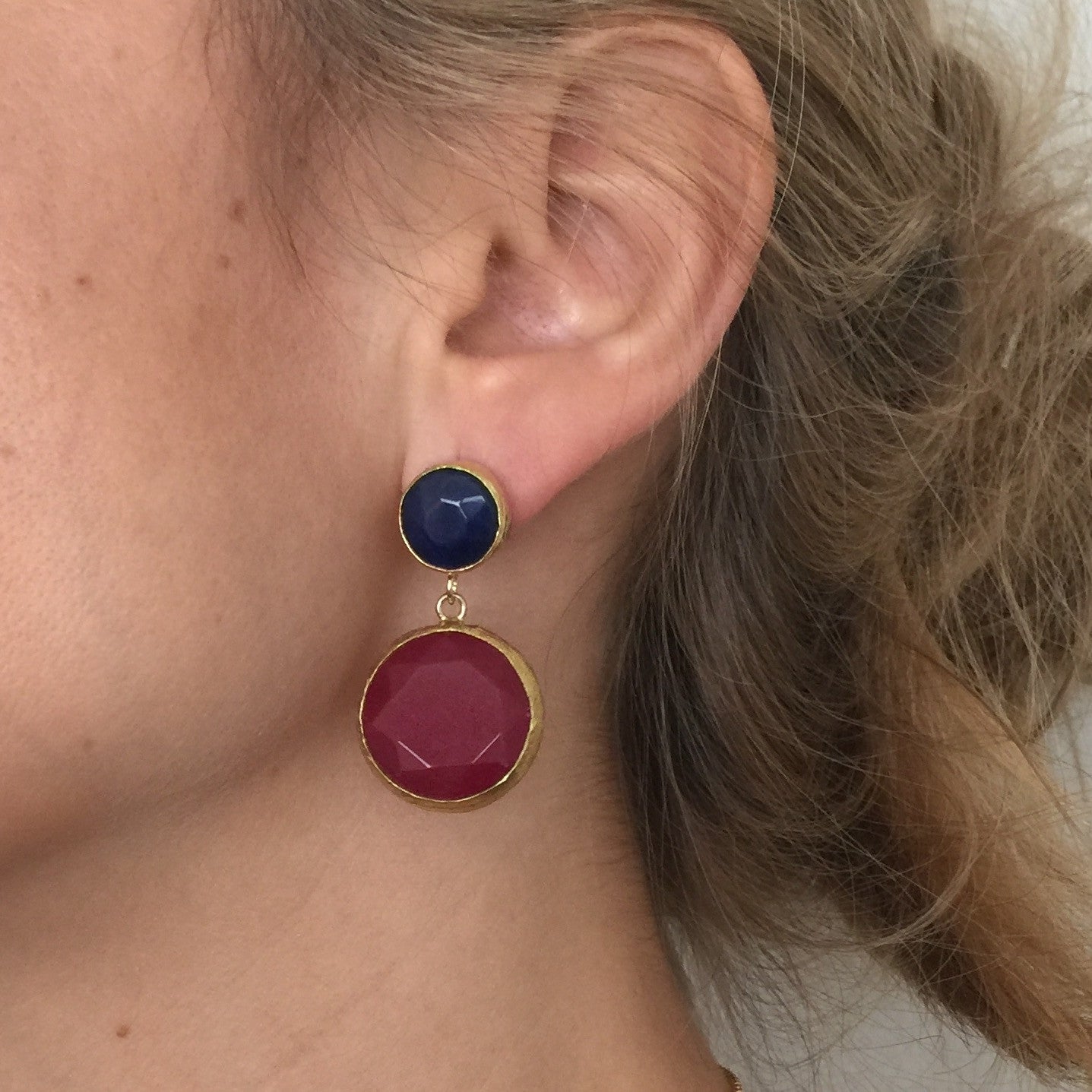 Pendiente dos piedras de colores azul y rosa_modelo
