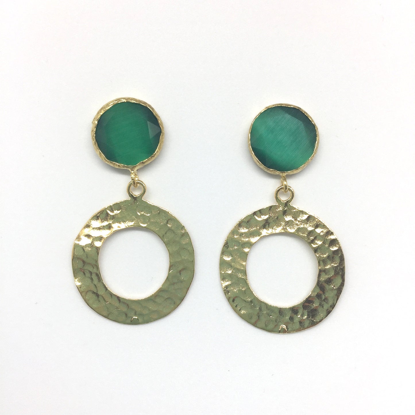 Pendiente piedra verde y disco con baño de oro_2