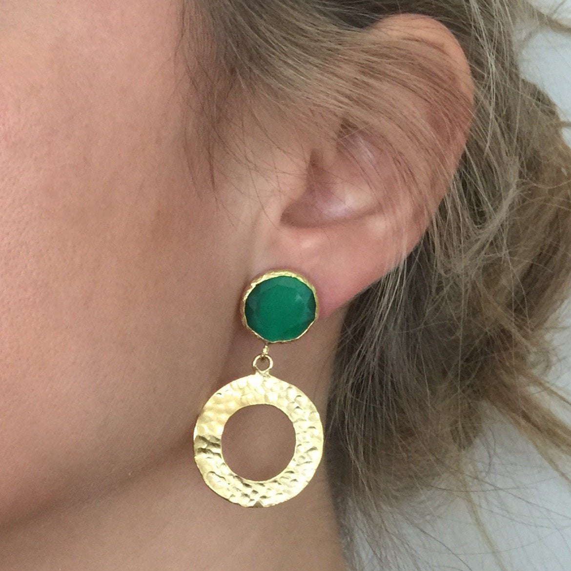 Pendiente piedra verde y disco con baño de oro_modelo