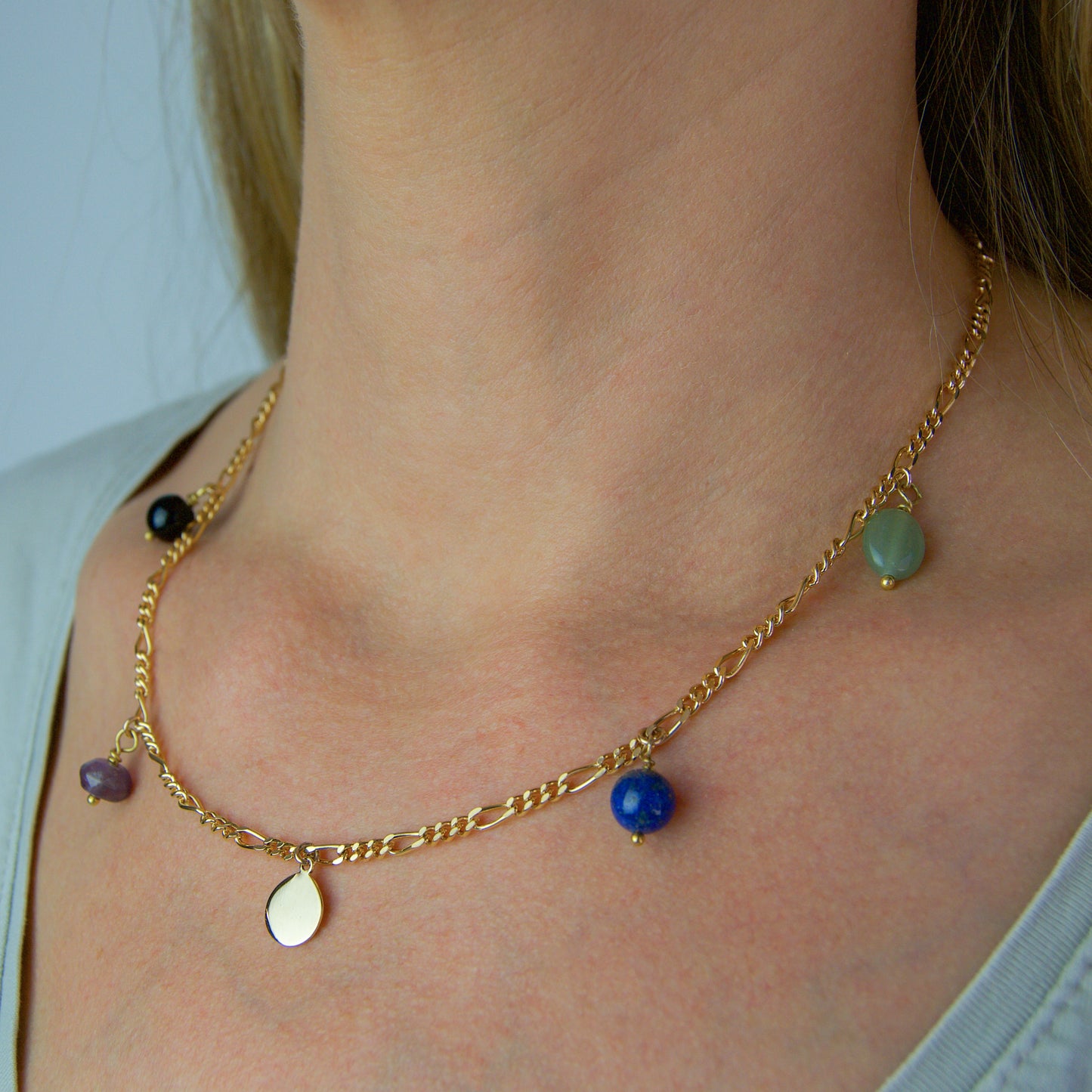Collar Personalizado con Cadena Figaro, Medalla Pequeña con Baño de Oro y Piedras