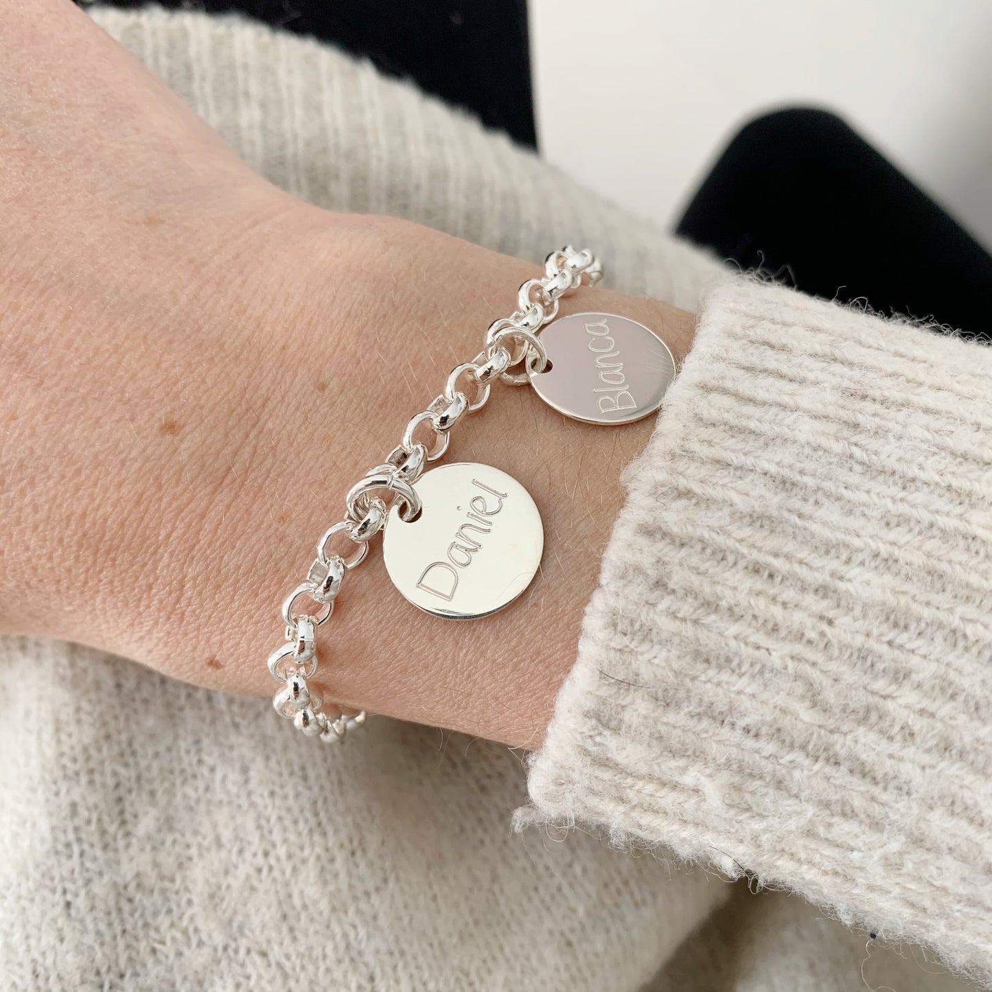 Pulsera Personalizada con Cadena Rolo de Plata con siete medallas